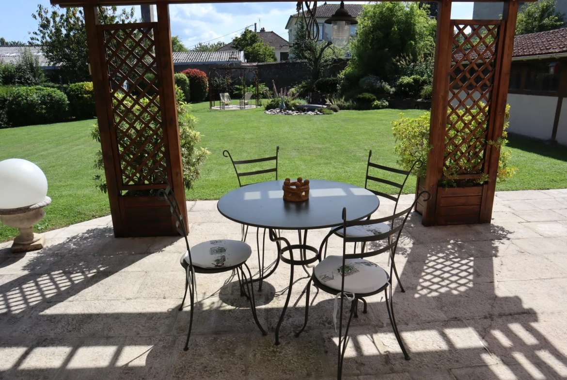 Maison à Autun avec extérieur aménagé, 3 chambres, garage et jardin 