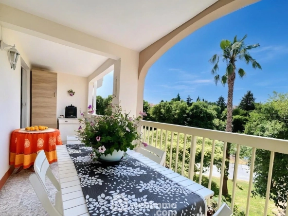 Appartement lumineux avec terrasse, piscine et parking à Sainte-Maxime