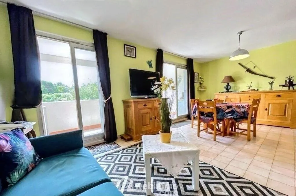 Appartement lumineux avec terrasse, piscine et parking à Sainte-Maxime 