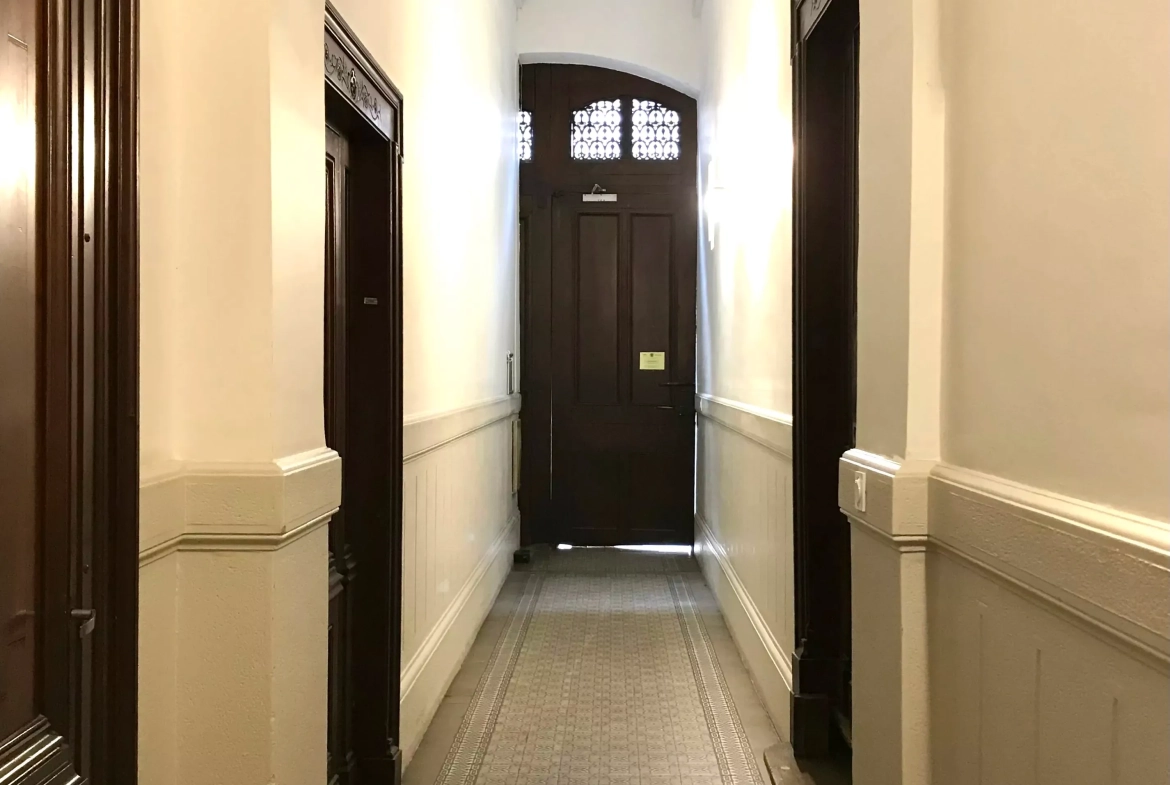Charmant appartement ancien rénové de 48 m² à Lyon 6 avec mezzanine et cachet authentique 