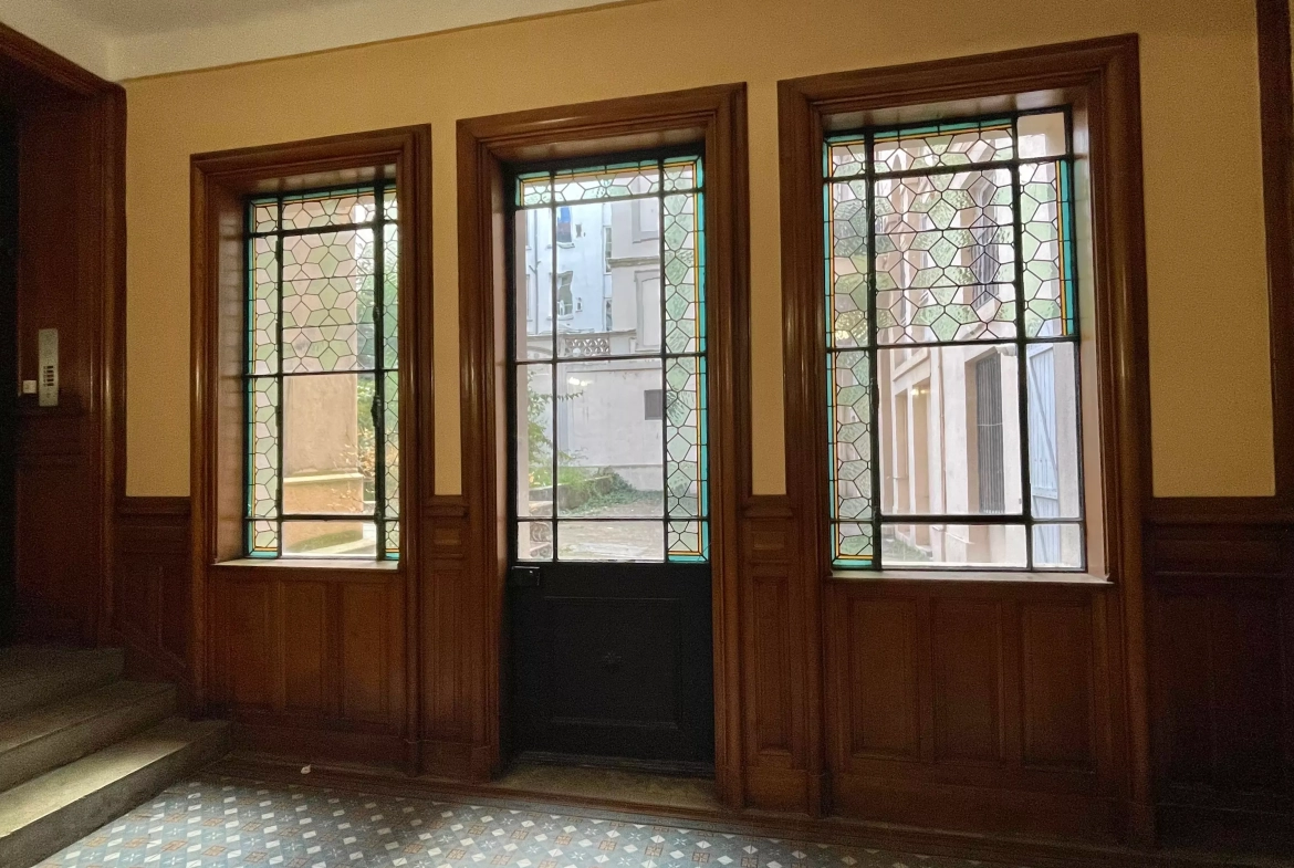 Charmant appartement ancien rénové de 48 m² à Lyon 6 avec mezzanine et cachet authentique 