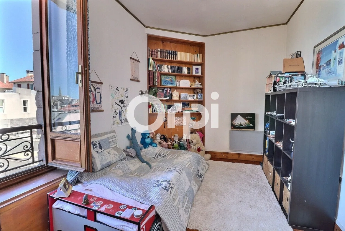 Bel appartement loft de 101 m² en hyper-centre de Pau avec parking 