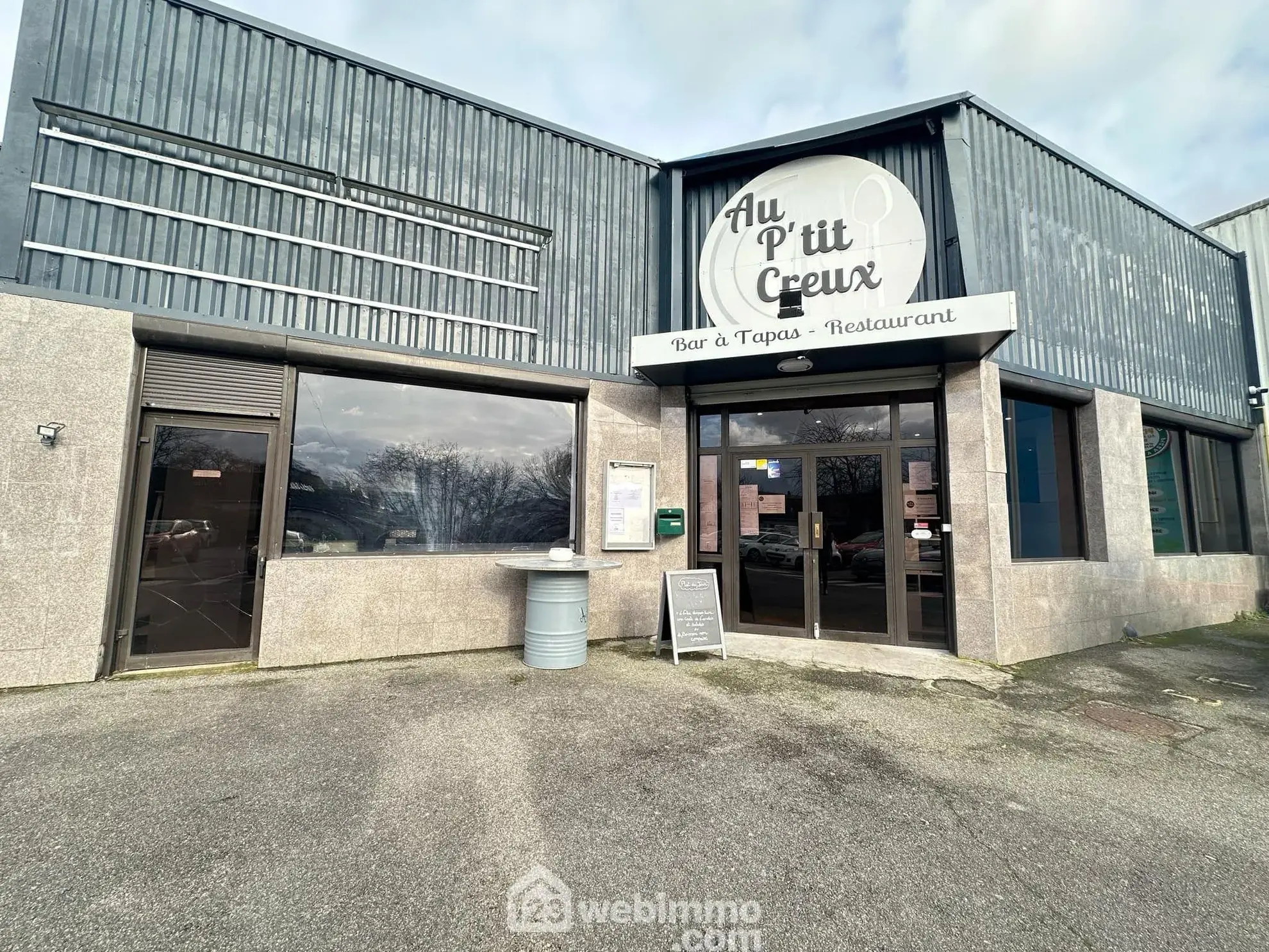 Local commercial de 372 m² à Laon, idéal pour activité de restauration ou événementiel avec parking 