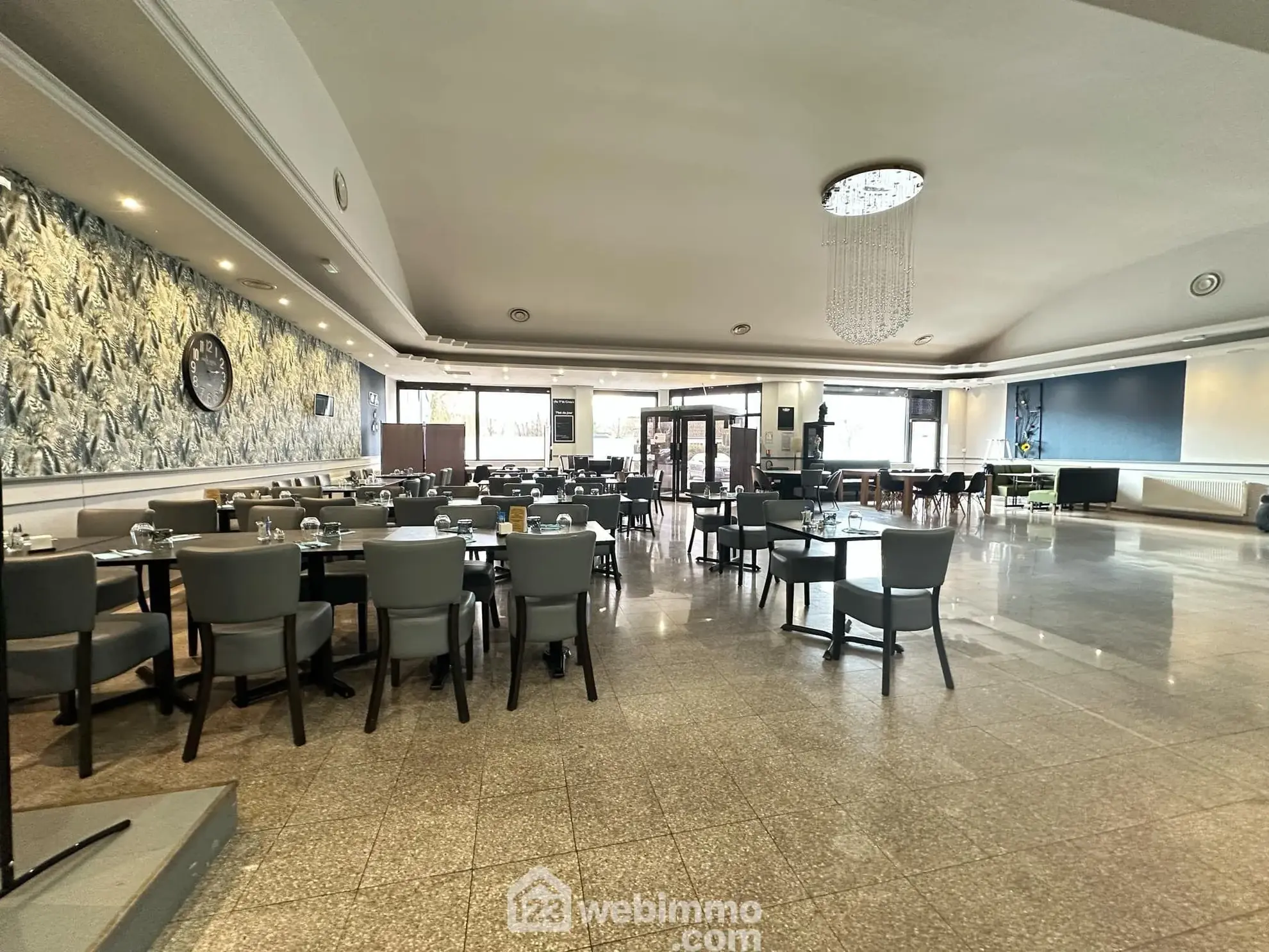 Local commercial de 372 m² à Laon, idéal pour activité de restauration ou événementiel avec parking 