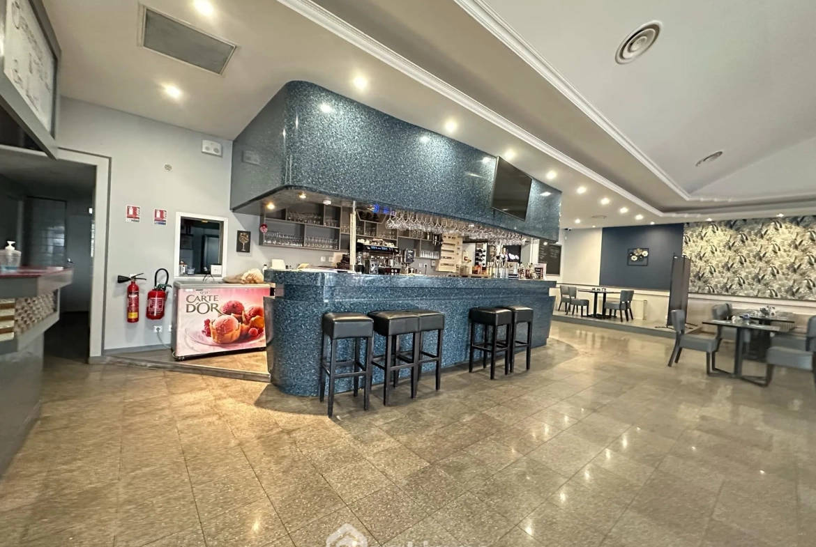 Local commercial de 372 m² à Laon, idéal pour activité de restauration ou événementiel avec parking 