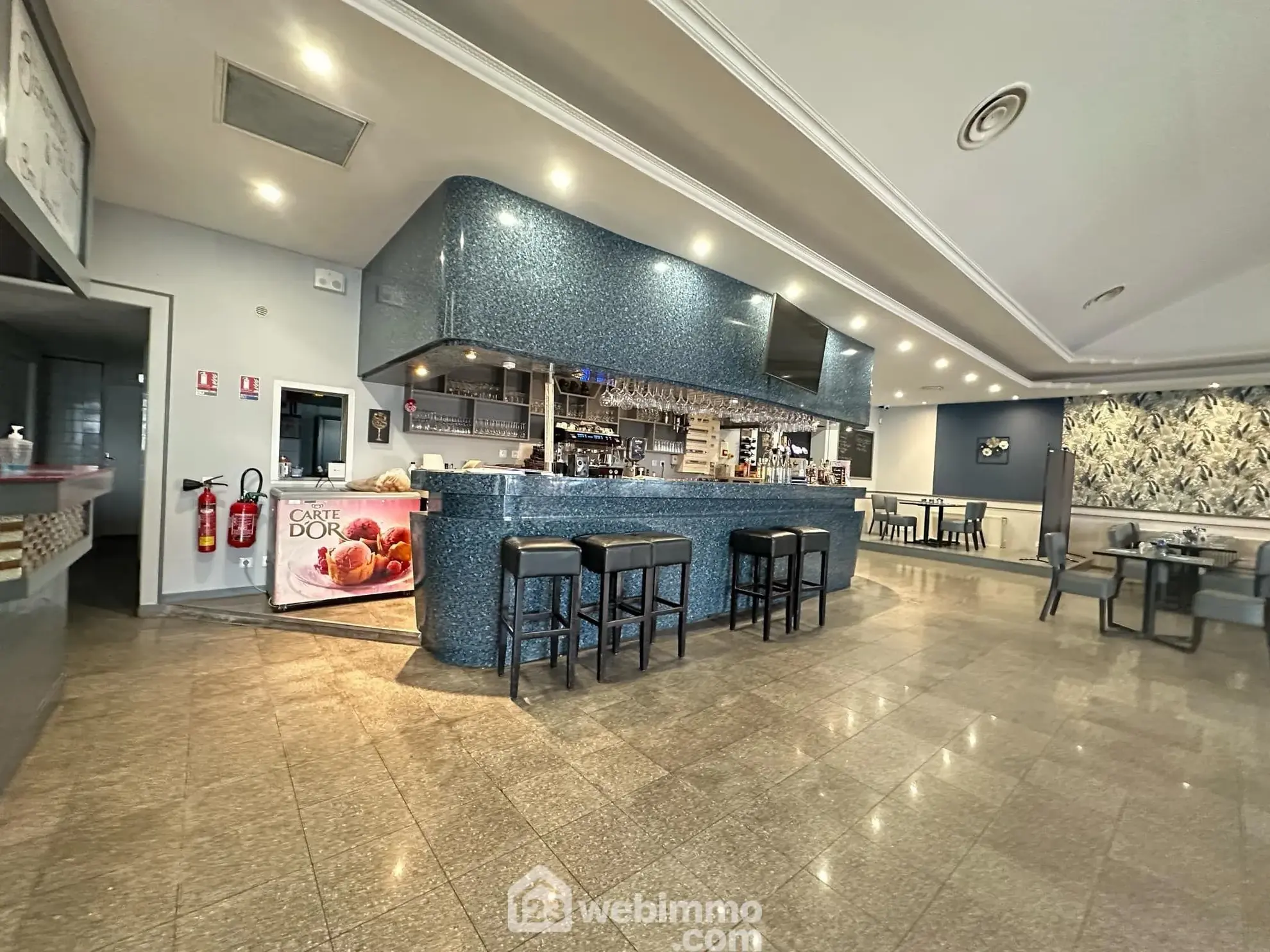 Local commercial de 372 m² à Laon, idéal pour activité de restauration ou événementiel avec parking 