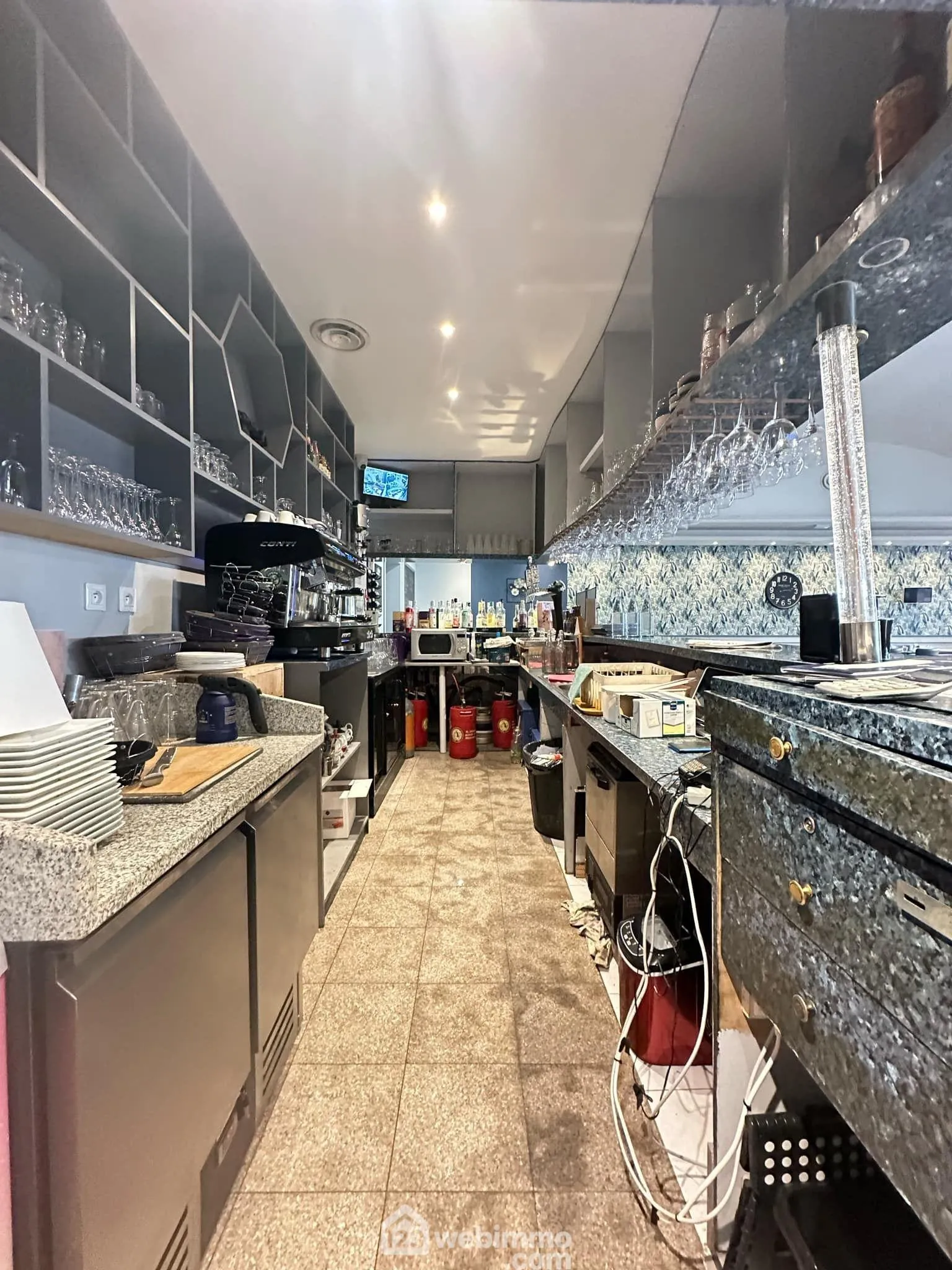 Local commercial de 372 m² à Laon, idéal pour activité de restauration ou événementiel avec parking 