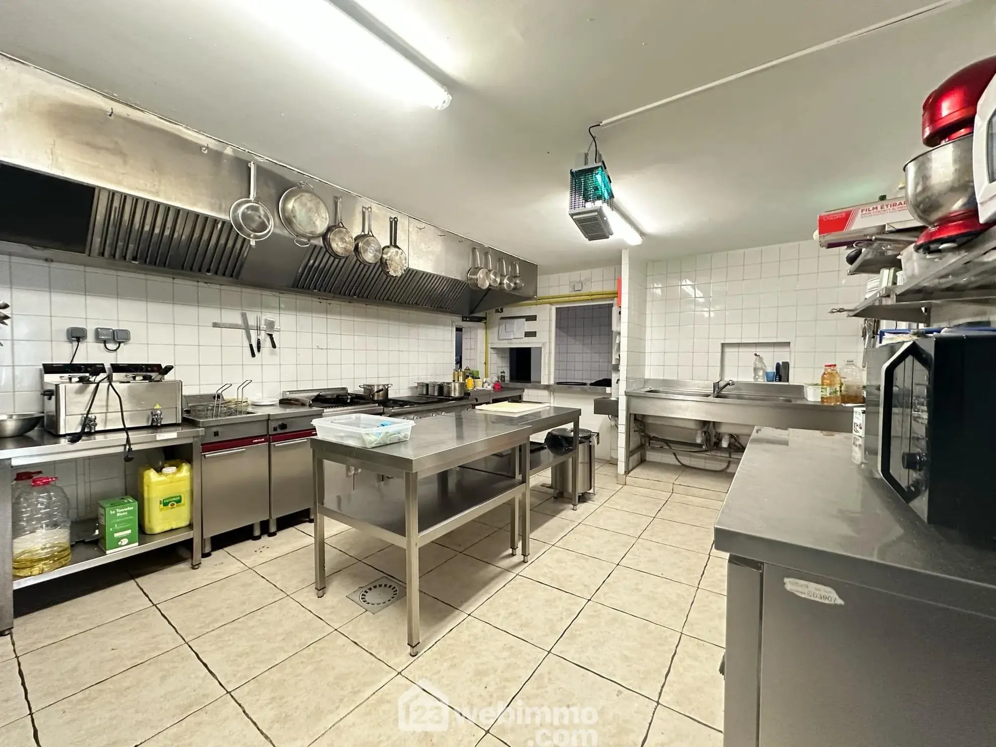 Local commercial de 372 m² à Laon, idéal pour activité de restauration ou événementiel avec parking 