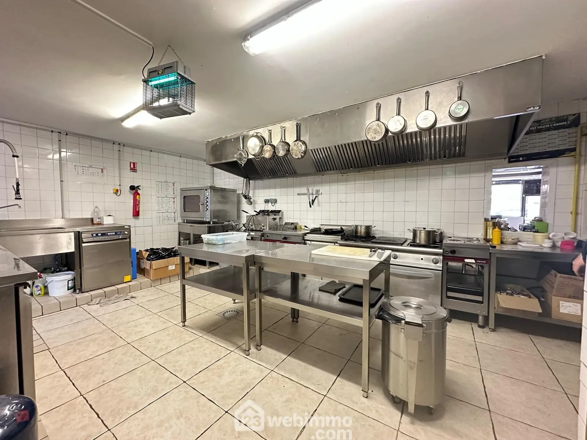 Local commercial de 372 m² à Laon, idéal pour activité de restauration ou événementiel avec parking 