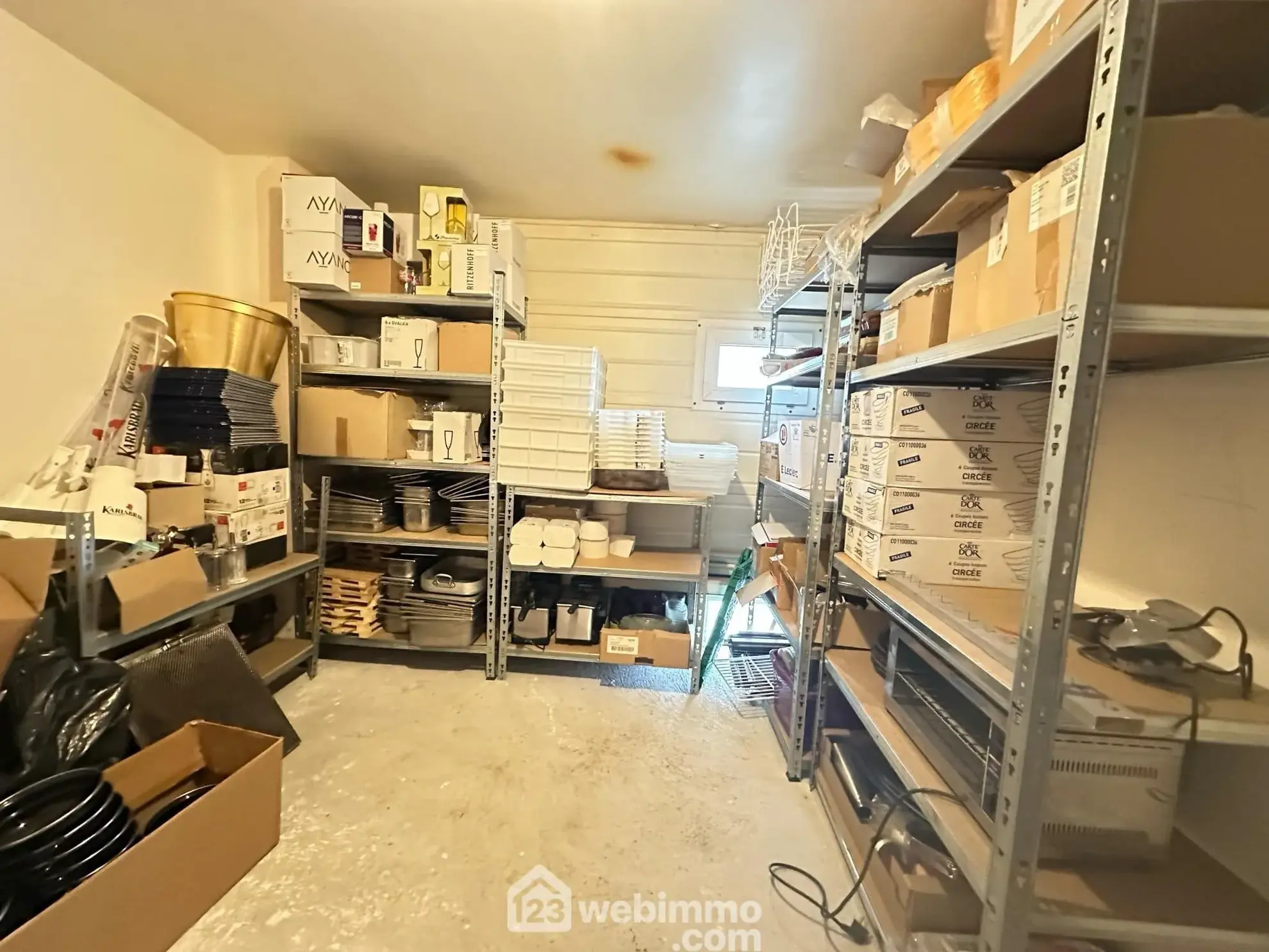 Local commercial de 372 m² à Laon, idéal pour activité de restauration ou événementiel avec parking 