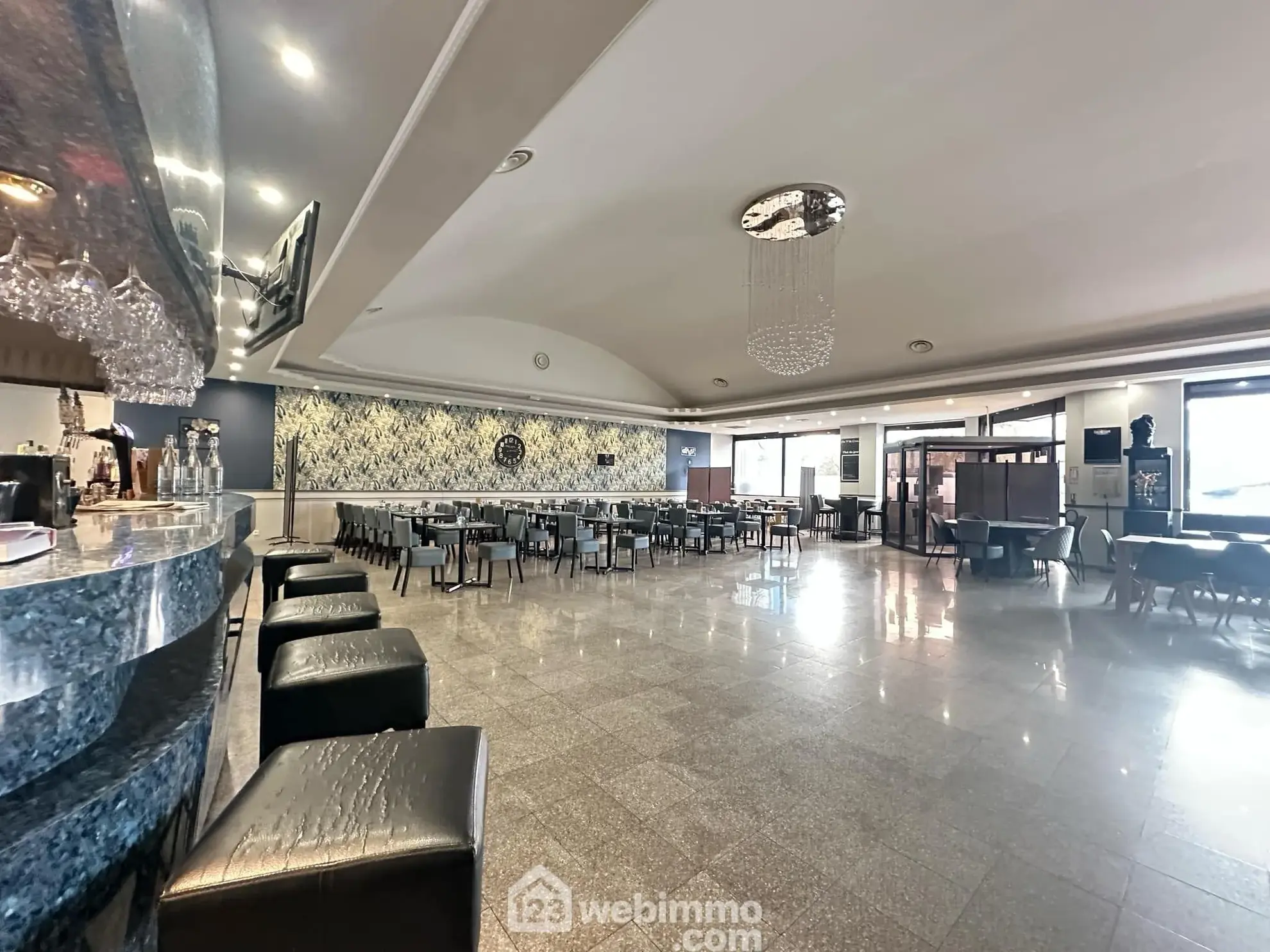 Local commercial de 372 m² à Laon, idéal pour activité de restauration ou événementiel avec parking 