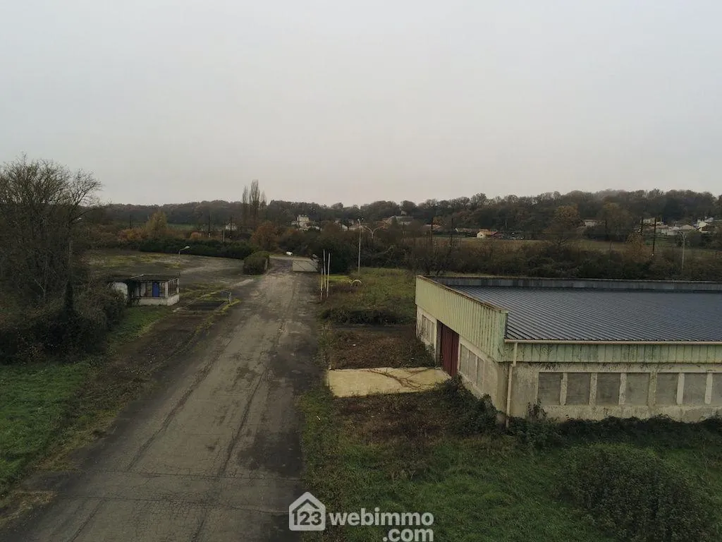 Vente d'un hangar de 566 m² à Iteuil, emplacement stratégique 