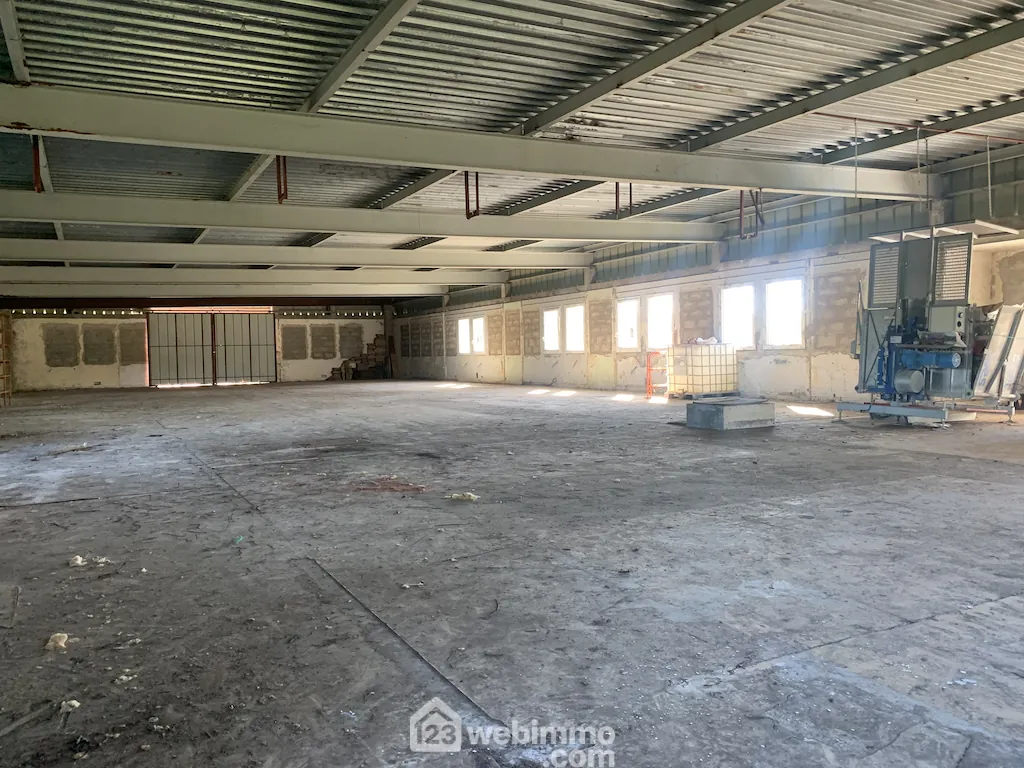 Vente d'un hangar de 566 m² à Iteuil, emplacement stratégique 