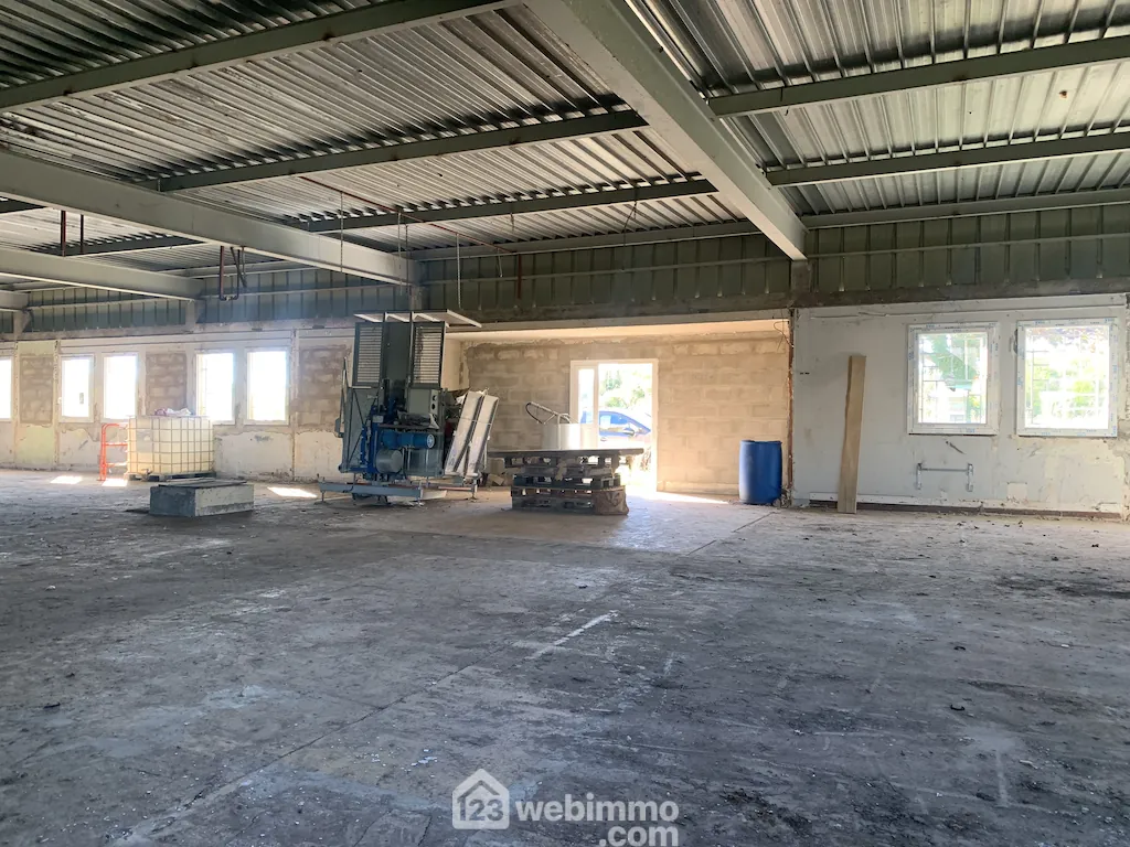 Vente d'un hangar de 566 m² à Iteuil, emplacement stratégique 