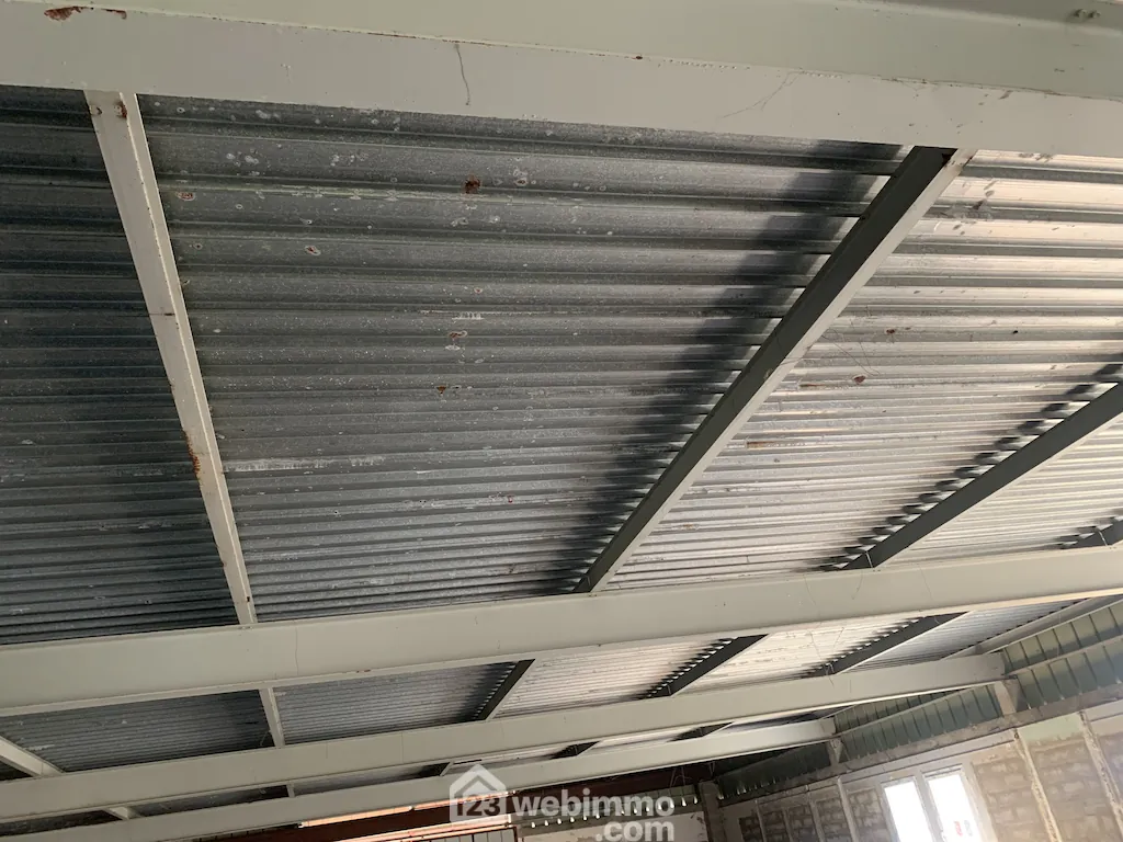 Vente d'un hangar de 566 m² à Iteuil, emplacement stratégique 