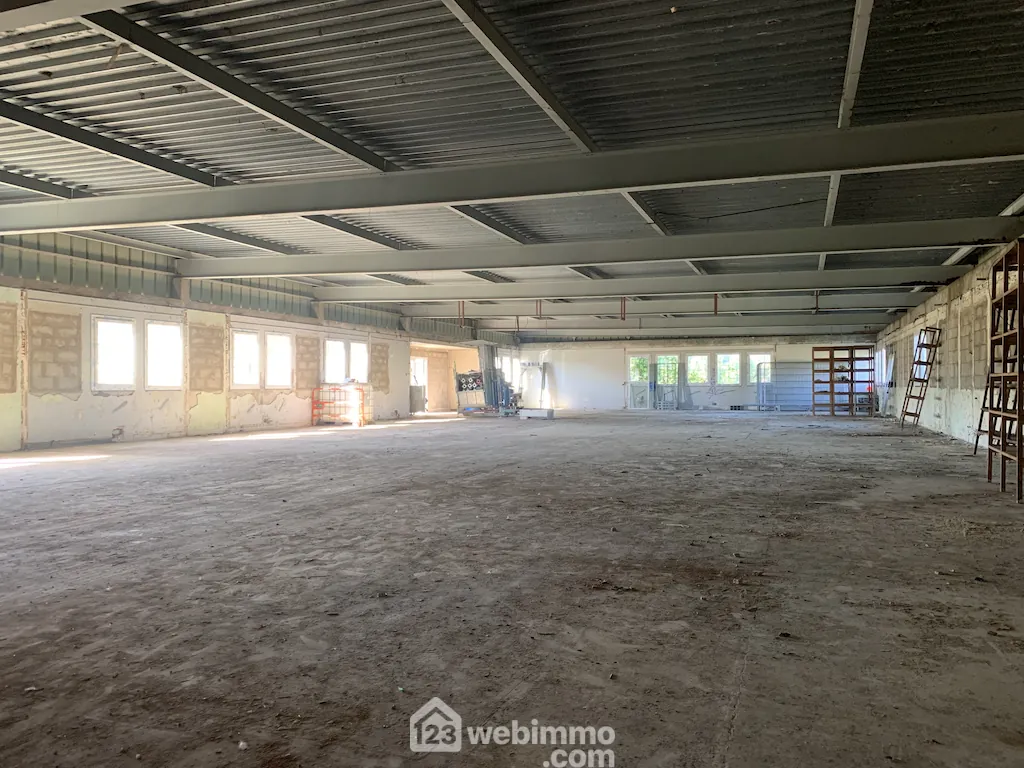 Vente d'un hangar de 566 m² à Iteuil, emplacement stratégique 
