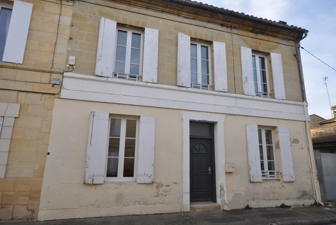 A vendre maison de bourg à Le Tourne avec jardin et grands volumes 