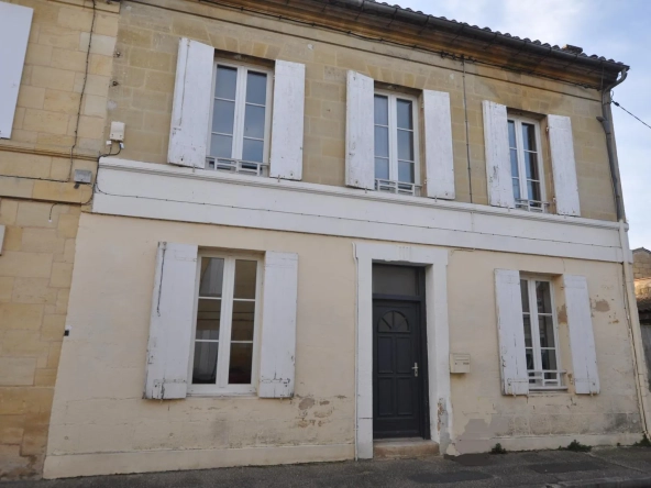 A vendre maison de bourg à Le Tourne avec jardin et grands volumes