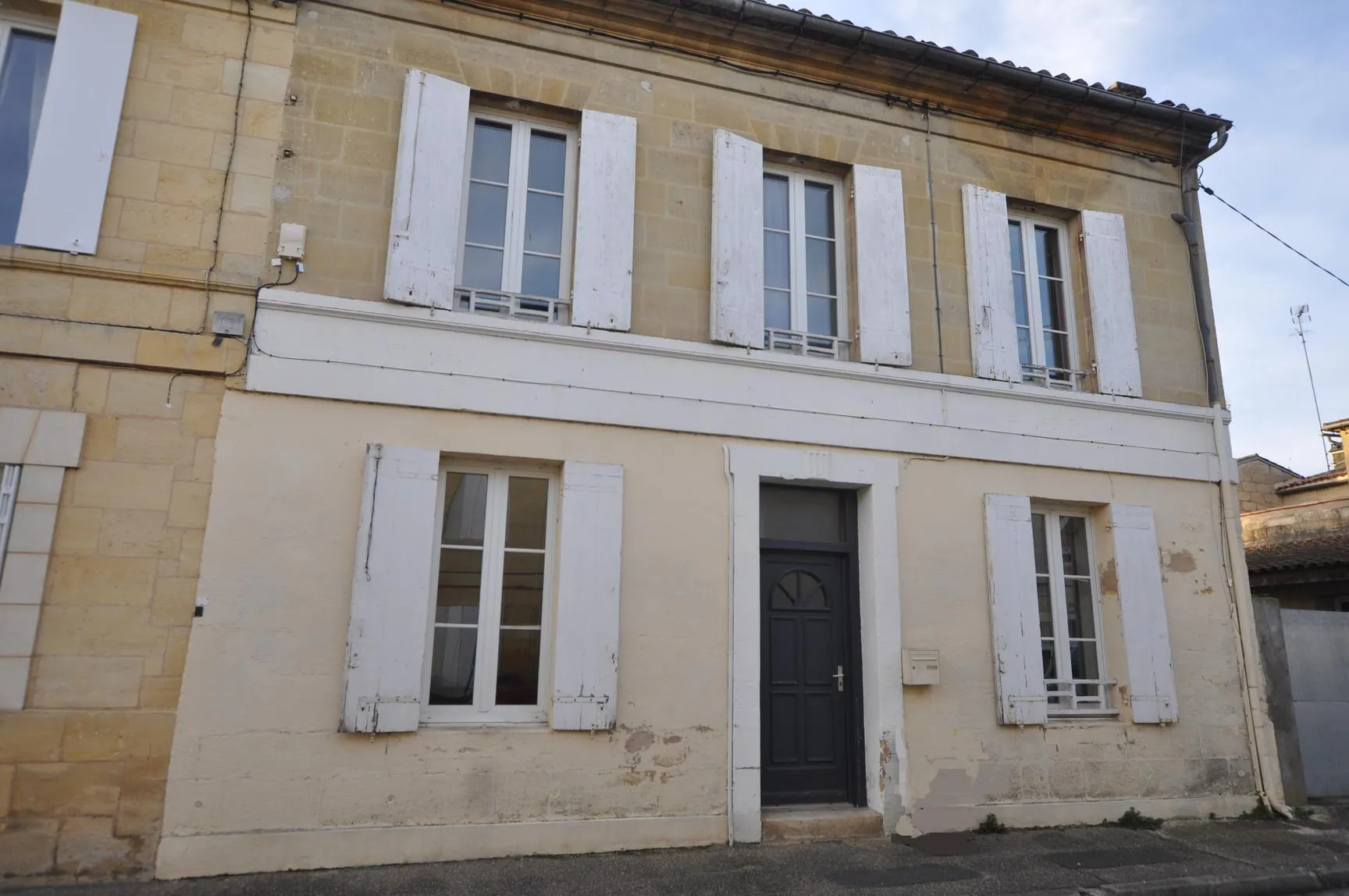 A vendre maison de bourg à Le Tourne avec jardin et grands volumes 