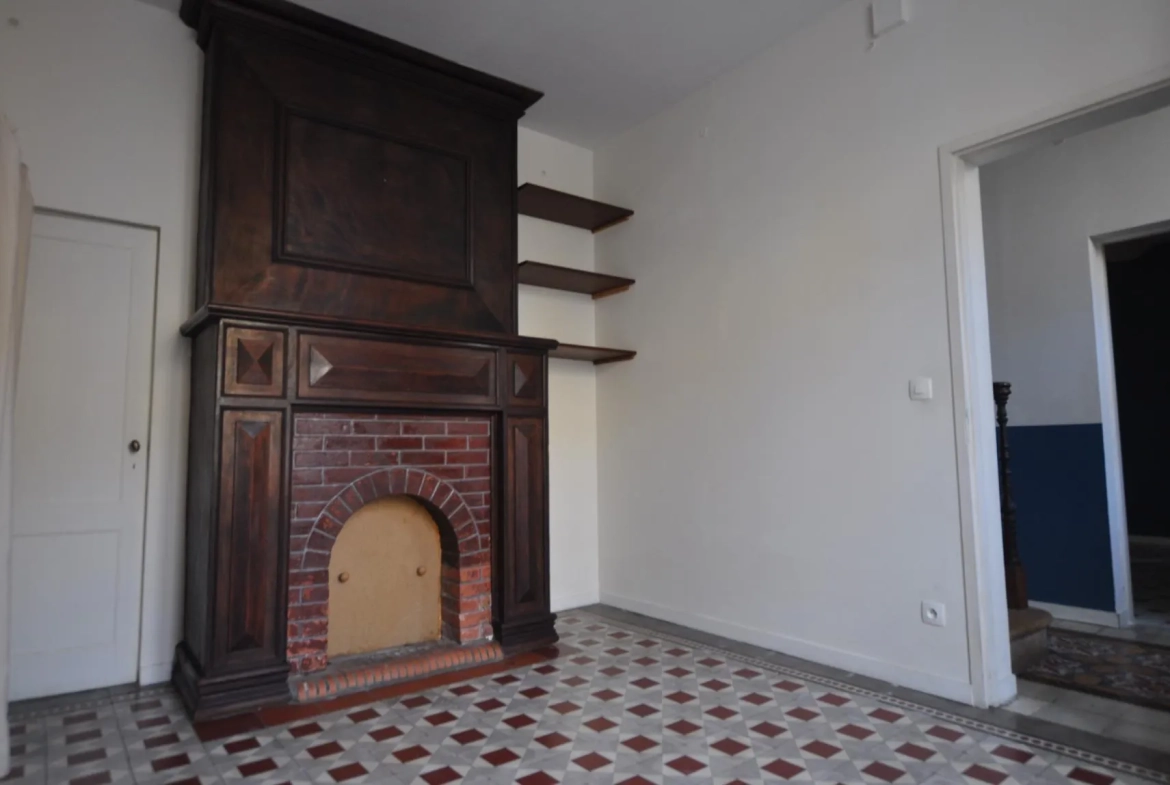 A vendre maison de bourg à Le Tourne avec jardin et grands volumes 