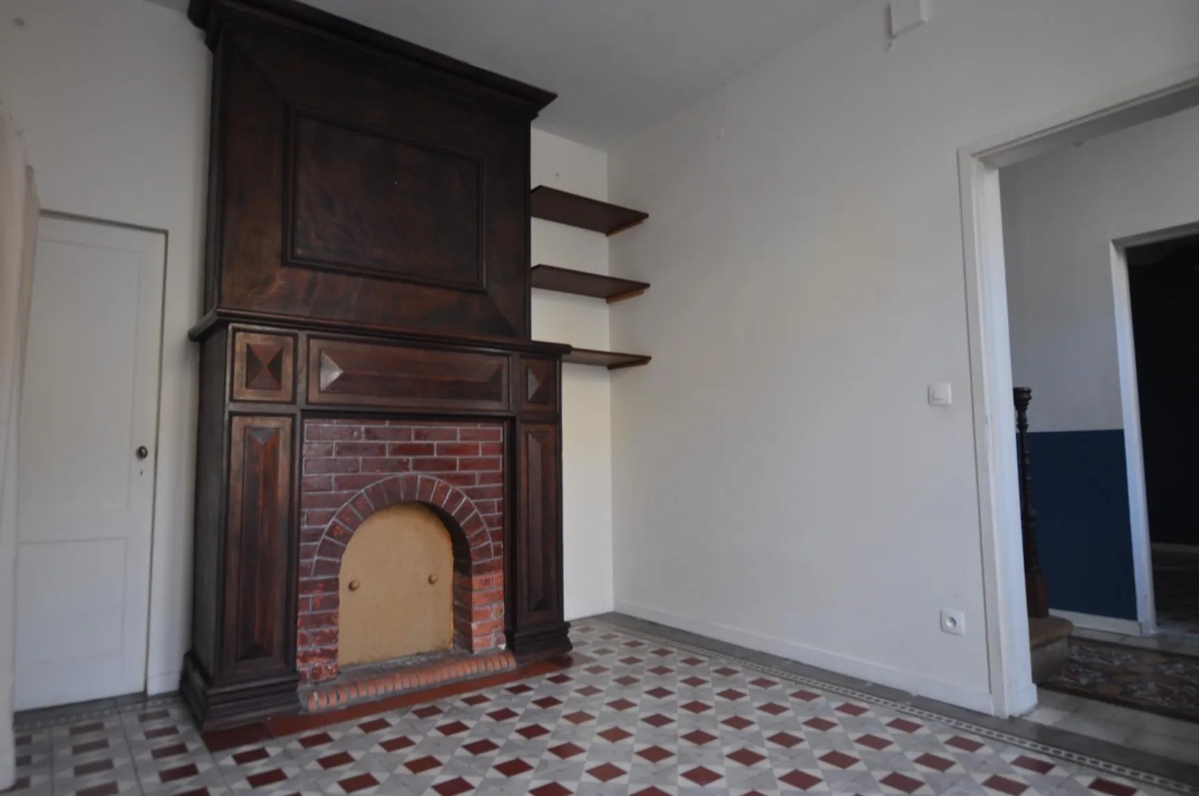 A vendre maison de bourg à Le Tourne avec jardin et grands volumes 