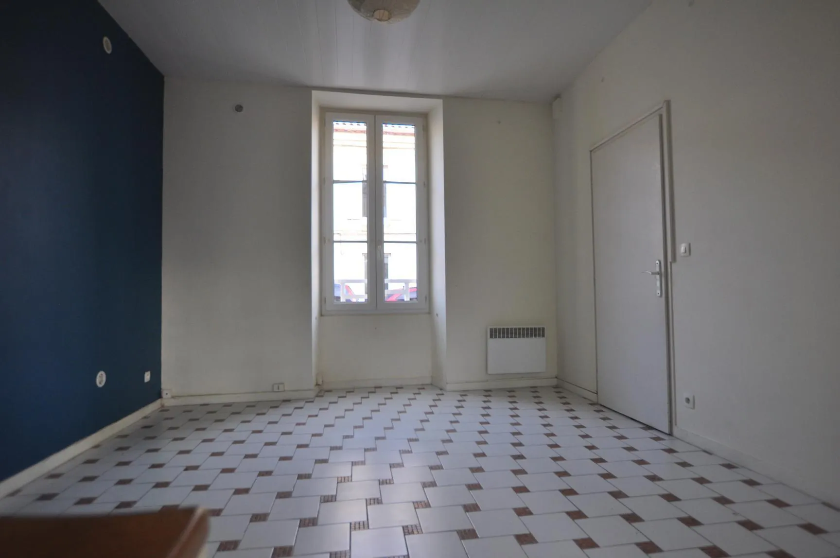 A vendre maison de bourg à Le Tourne avec jardin et grands volumes 