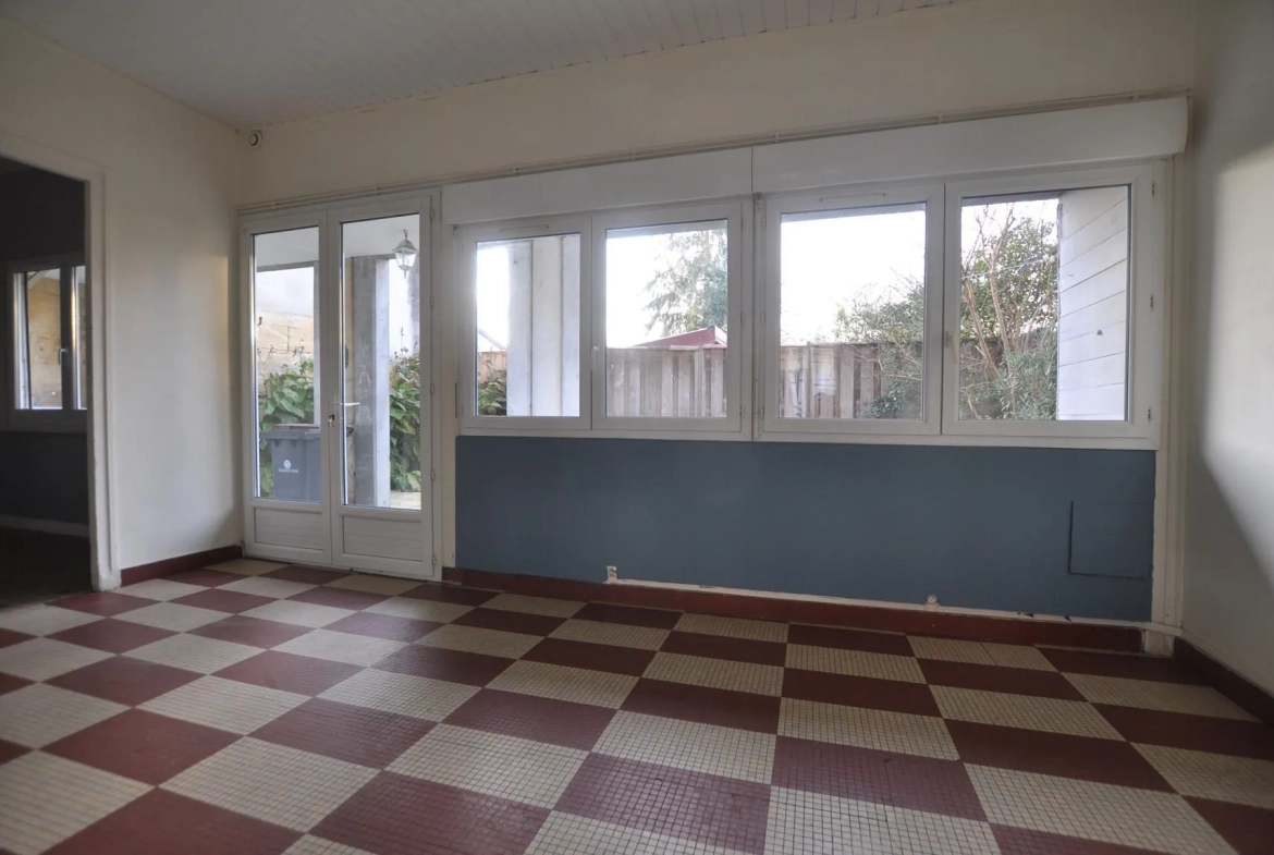 A vendre maison de bourg à Le Tourne avec jardin et grands volumes 