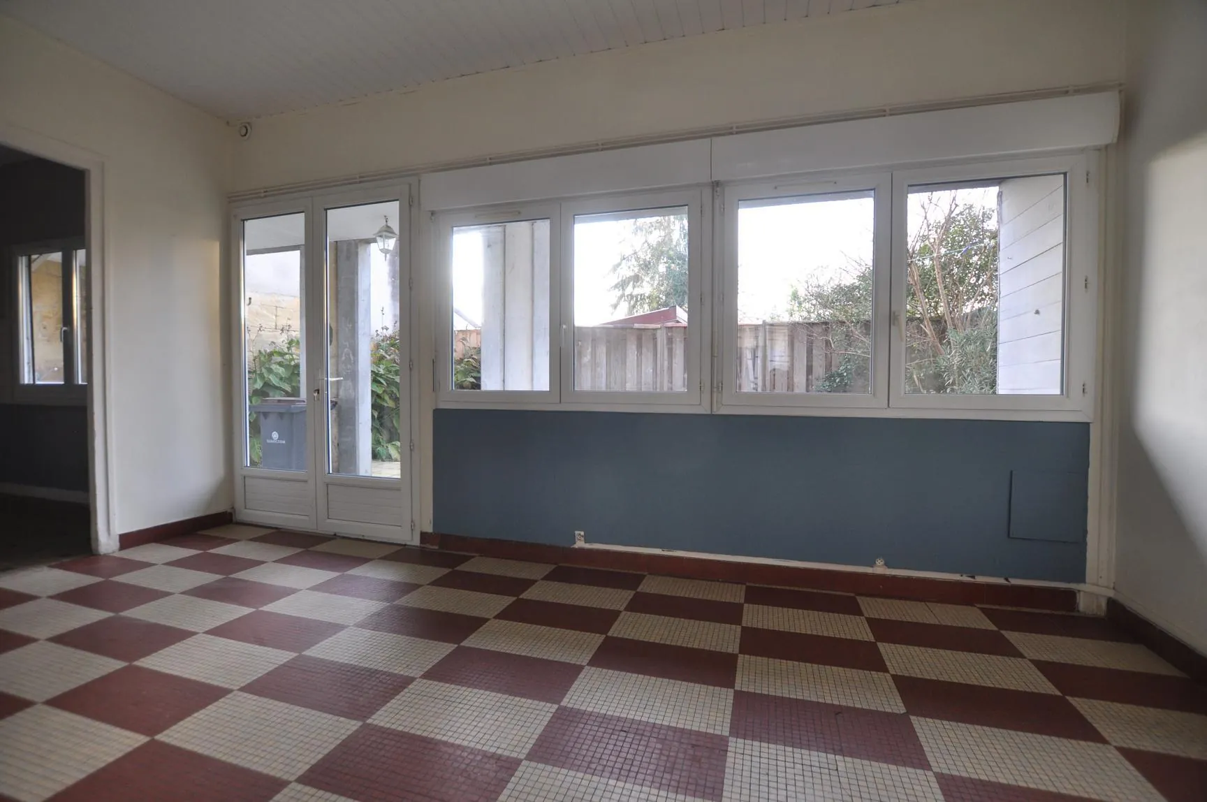 A vendre maison de bourg à Le Tourne avec jardin et grands volumes 