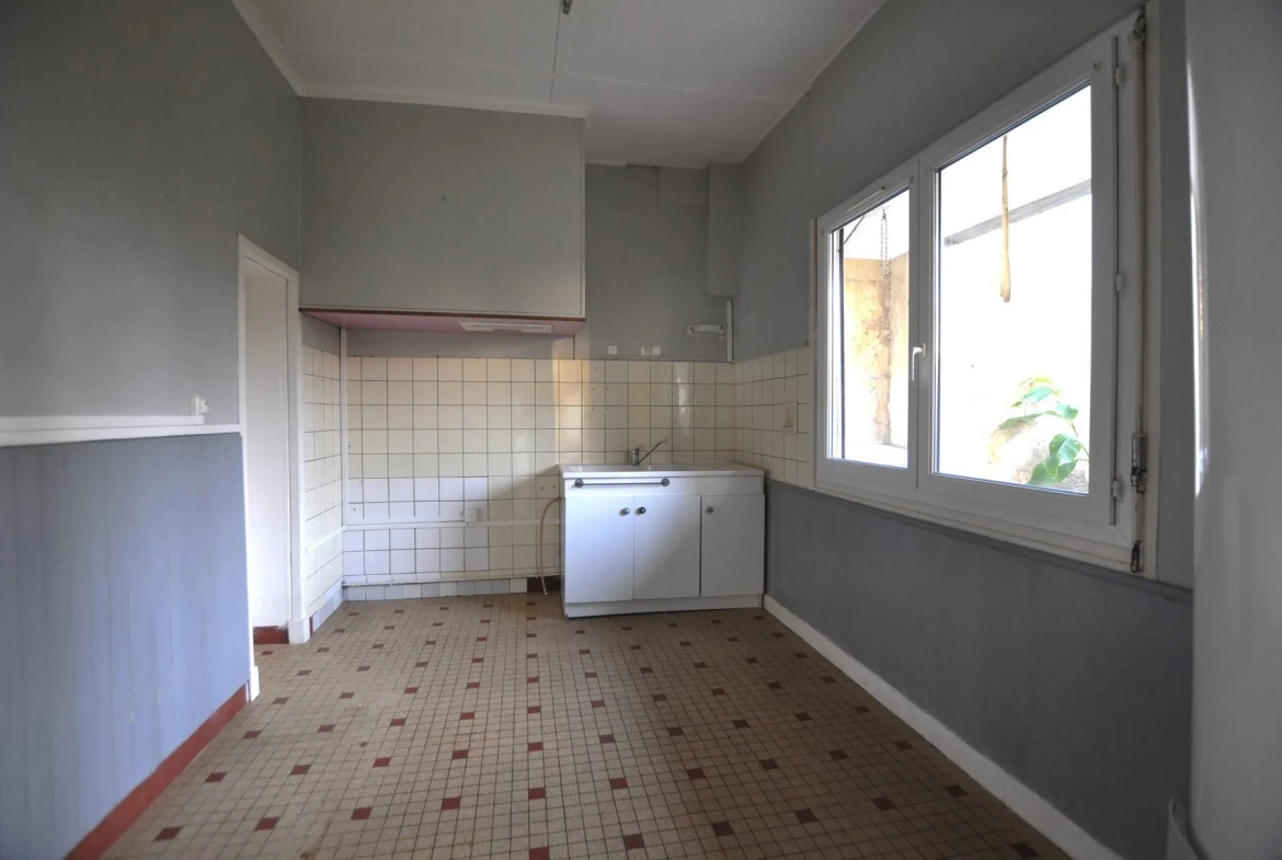 A vendre maison de bourg à Le Tourne avec jardin et grands volumes 