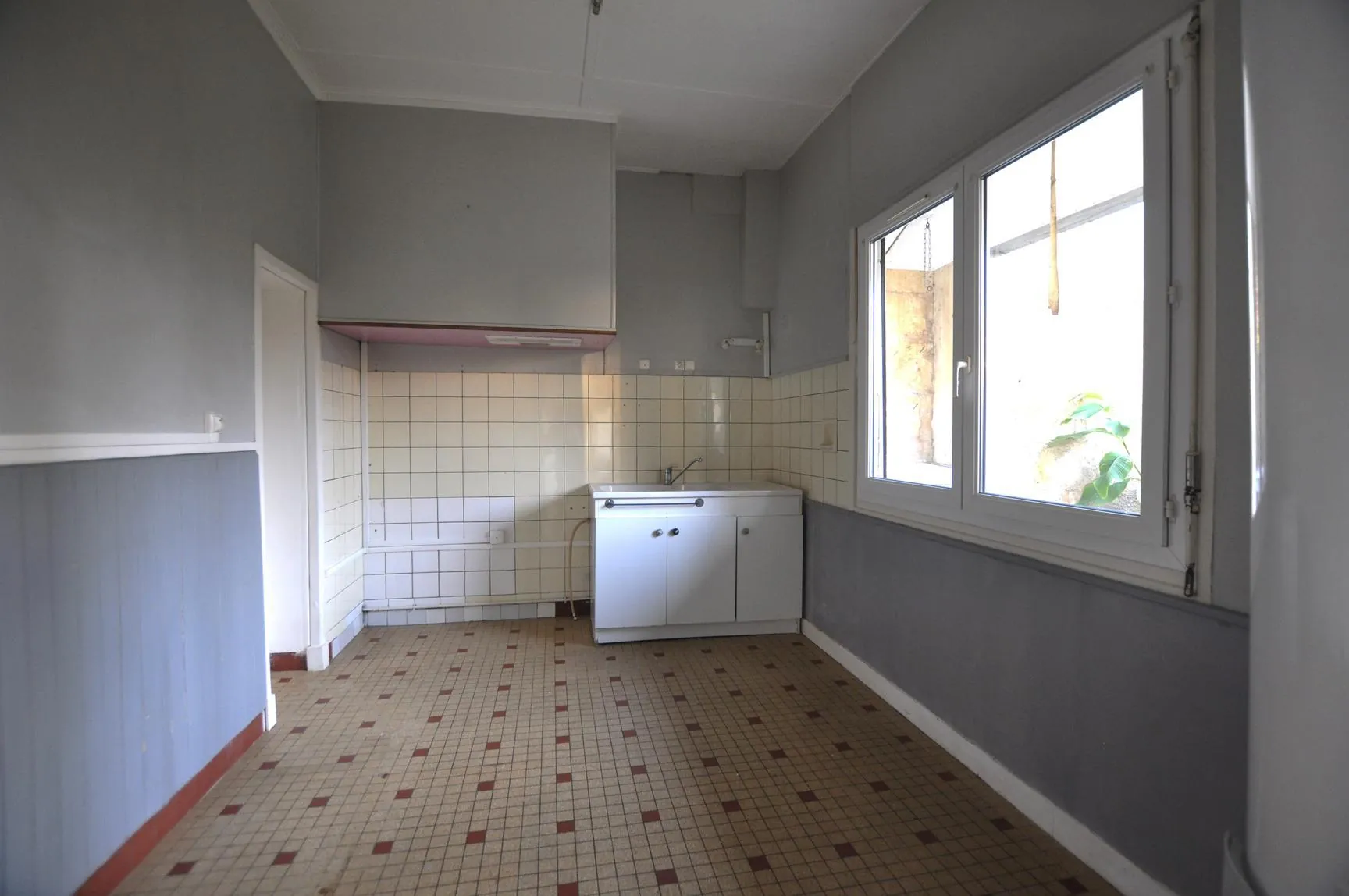 A vendre maison de bourg à Le Tourne avec jardin et grands volumes 