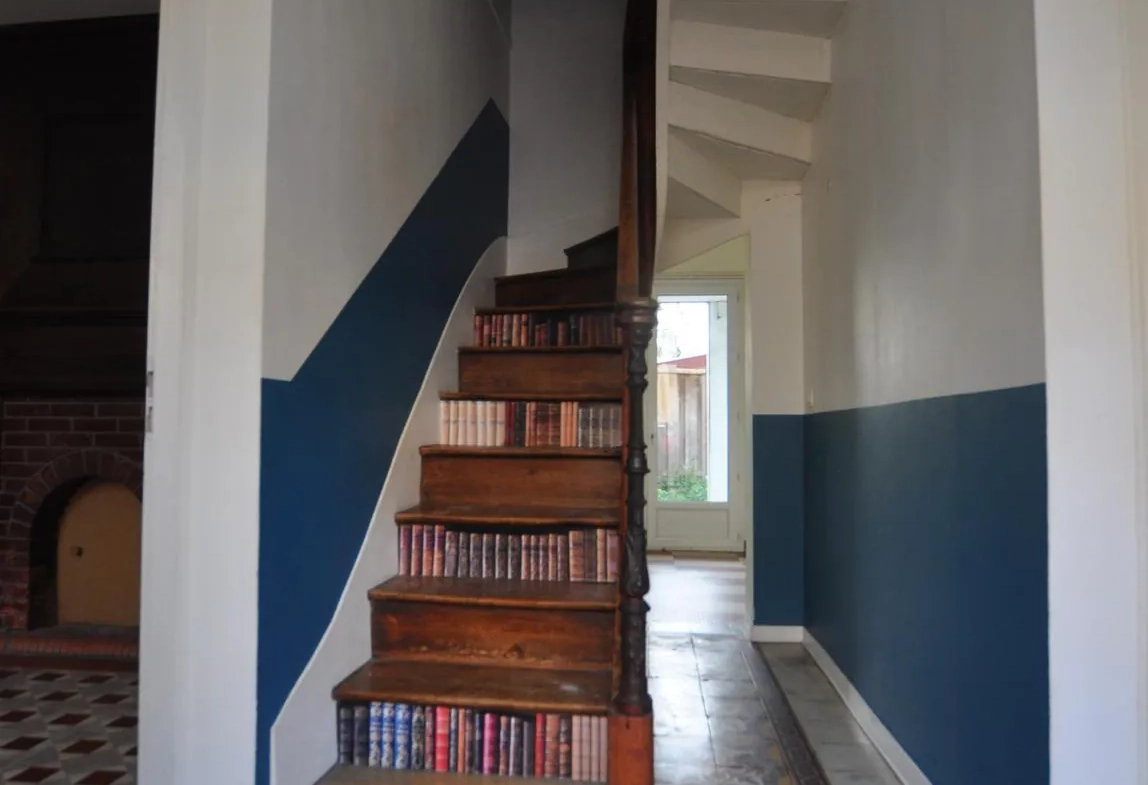 A vendre maison de bourg à Le Tourne avec jardin et grands volumes 