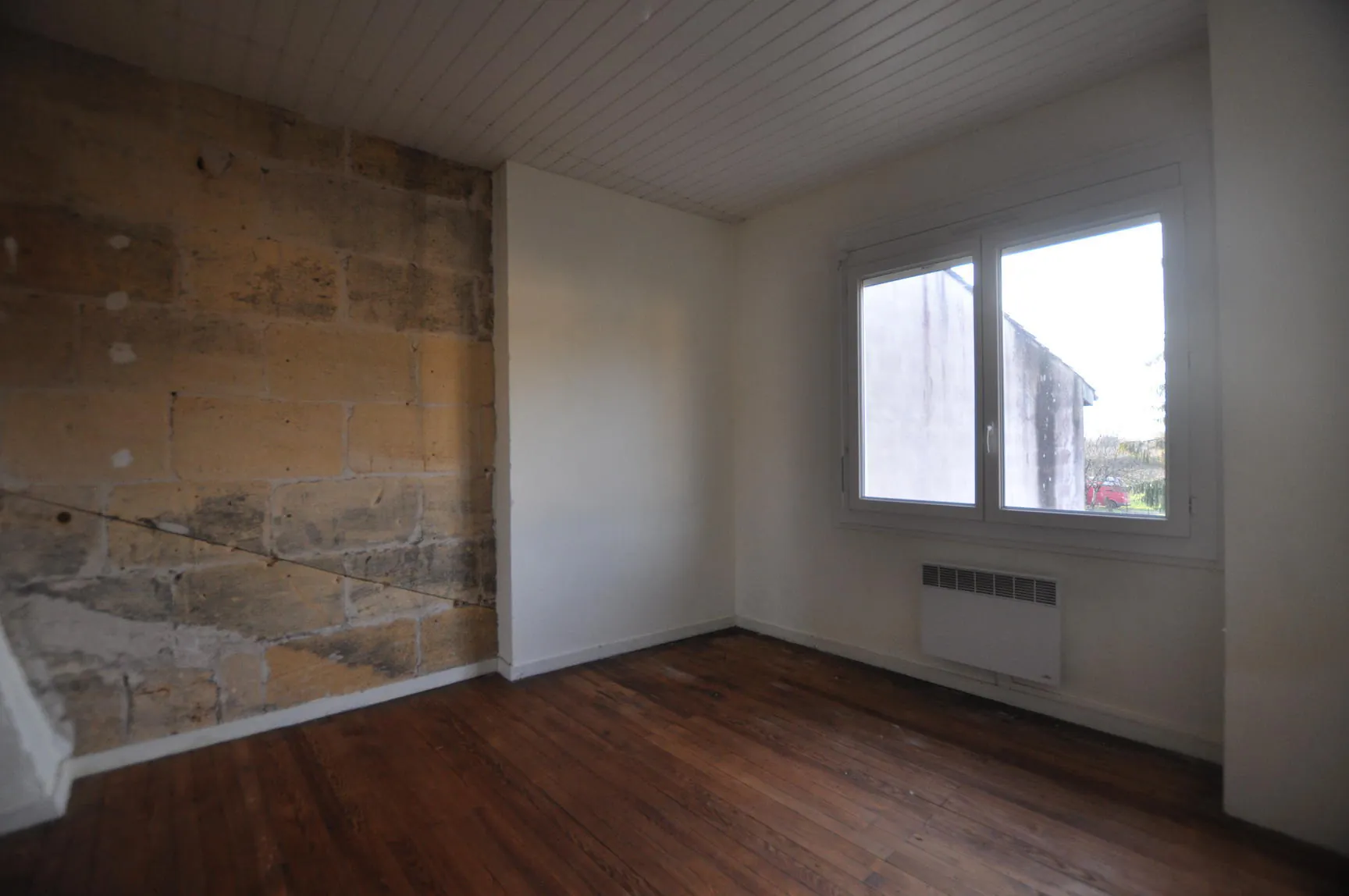 A vendre maison de bourg à Le Tourne avec jardin et grands volumes 
