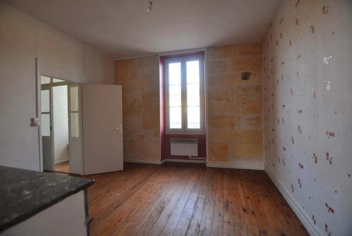 A vendre maison de bourg à Le Tourne avec jardin et grands volumes 