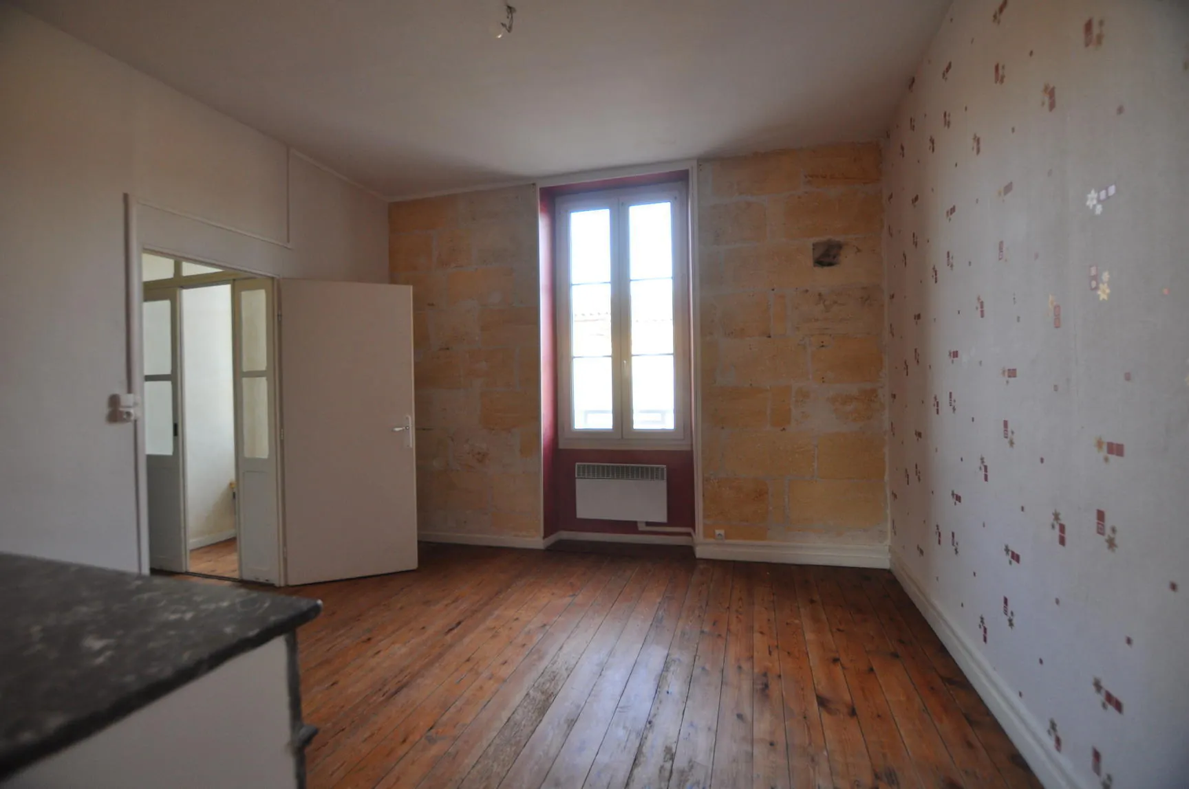 A vendre maison de bourg à Le Tourne avec jardin et grands volumes 