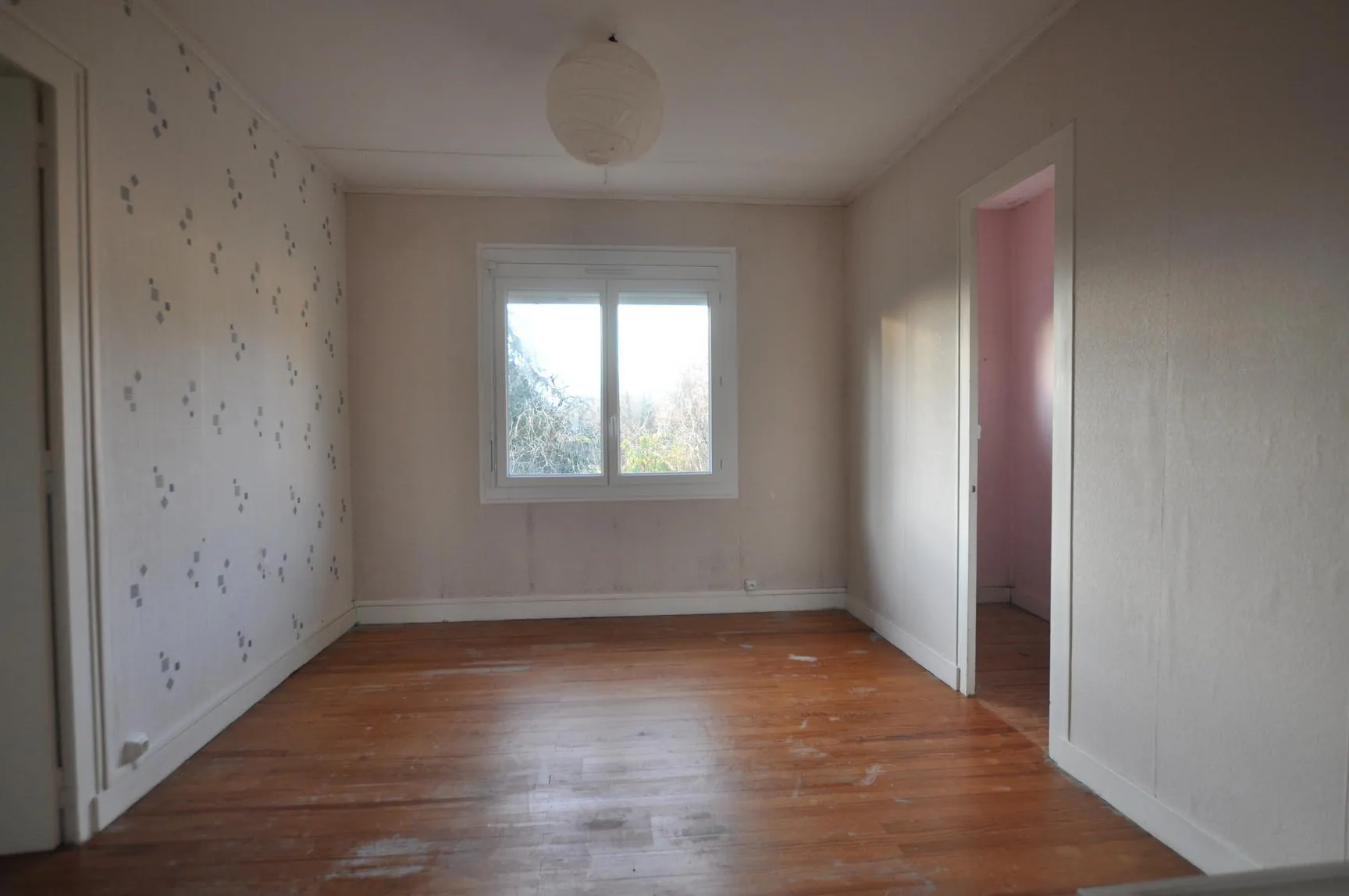 A vendre maison de bourg à Le Tourne avec jardin et grands volumes 