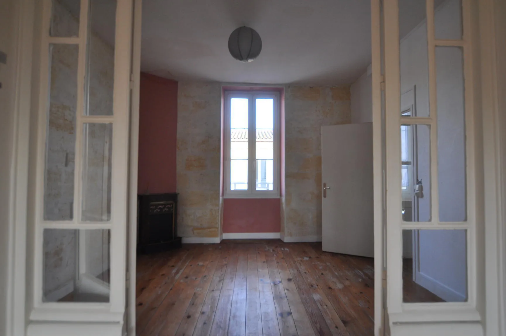 A vendre maison de bourg à Le Tourne avec jardin et grands volumes 