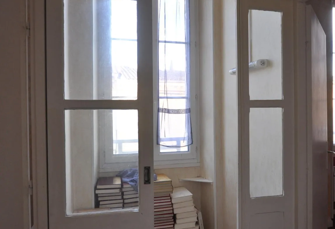 A vendre maison de bourg à Le Tourne avec jardin et grands volumes 