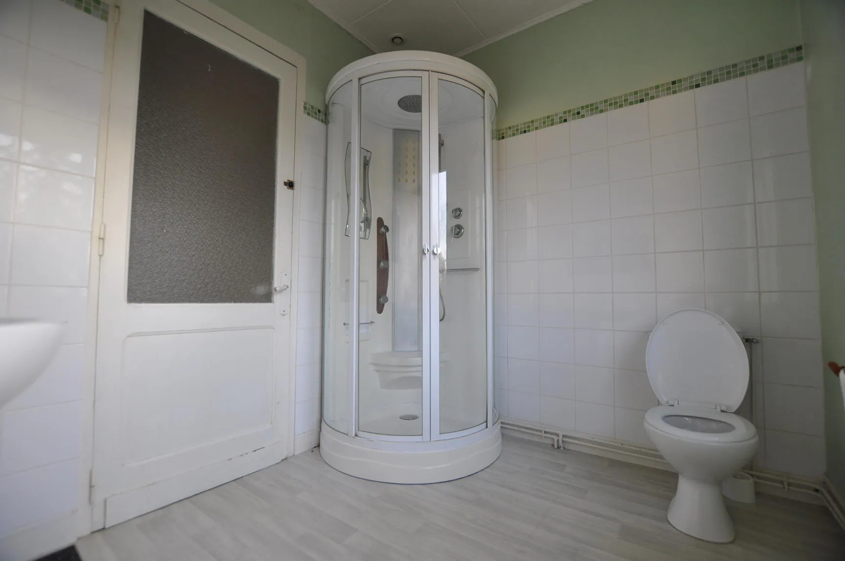 A vendre maison de bourg à Le Tourne avec jardin et grands volumes 