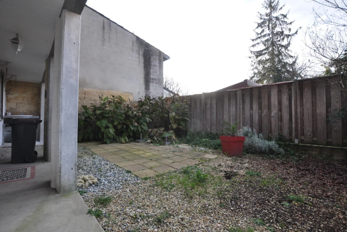 A vendre maison de bourg à Le Tourne avec jardin et grands volumes 