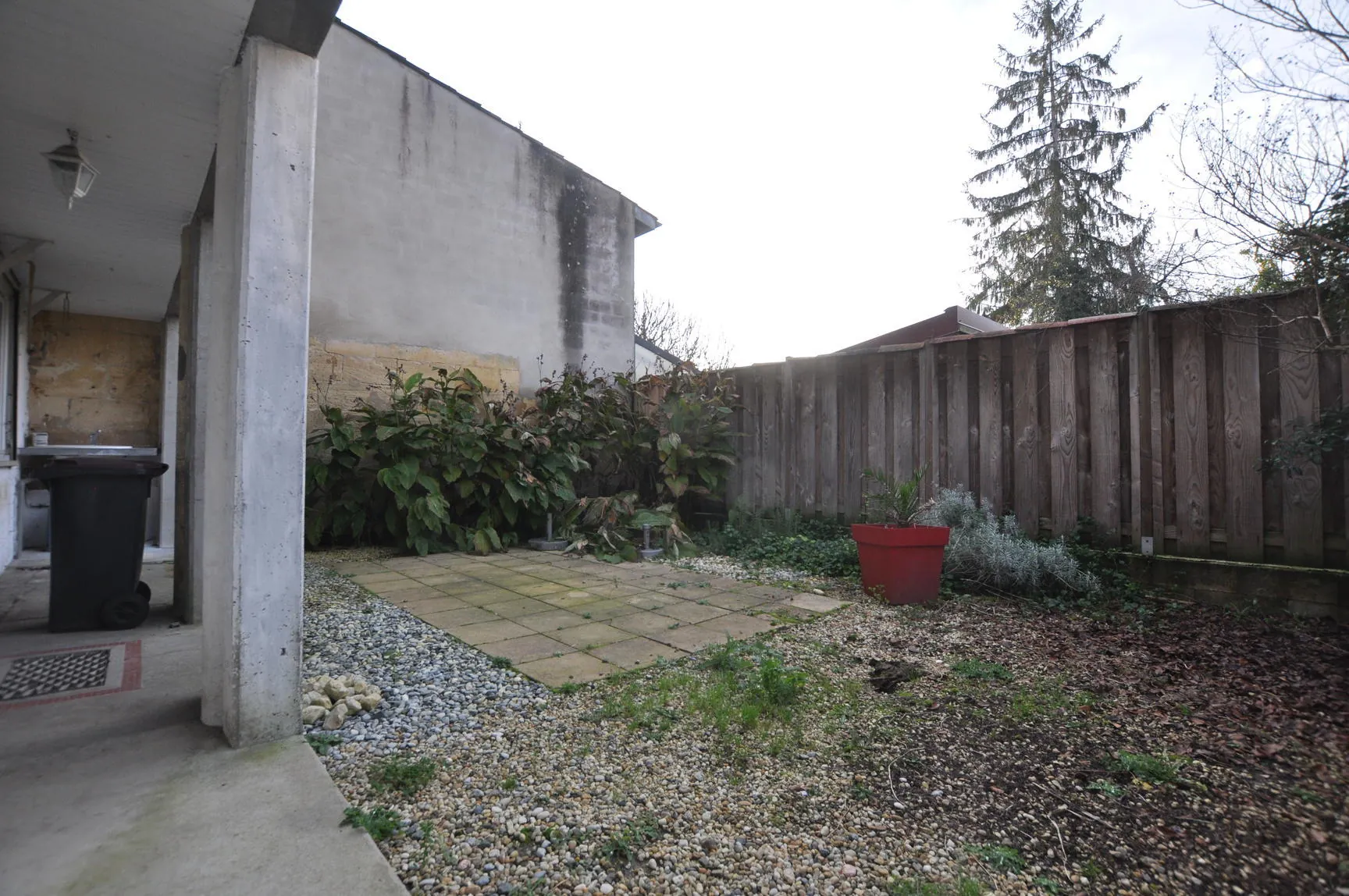 A vendre maison de bourg à Le Tourne avec jardin et grands volumes 