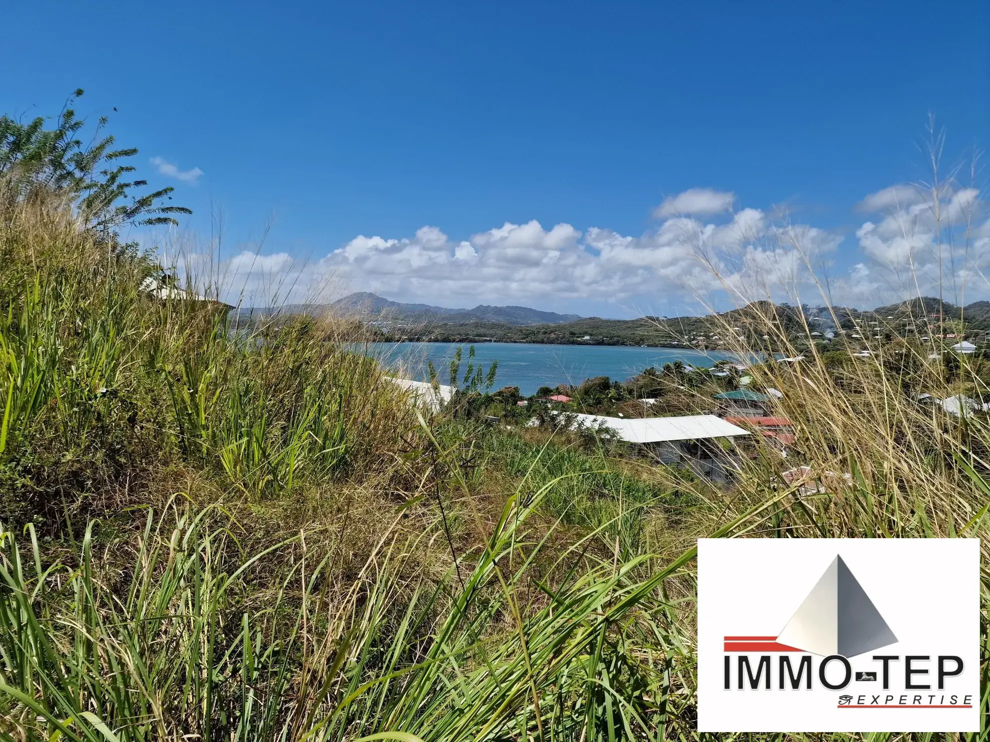 Terrain constructible en pente avec vue mer à Le Robert, 2924 m² 