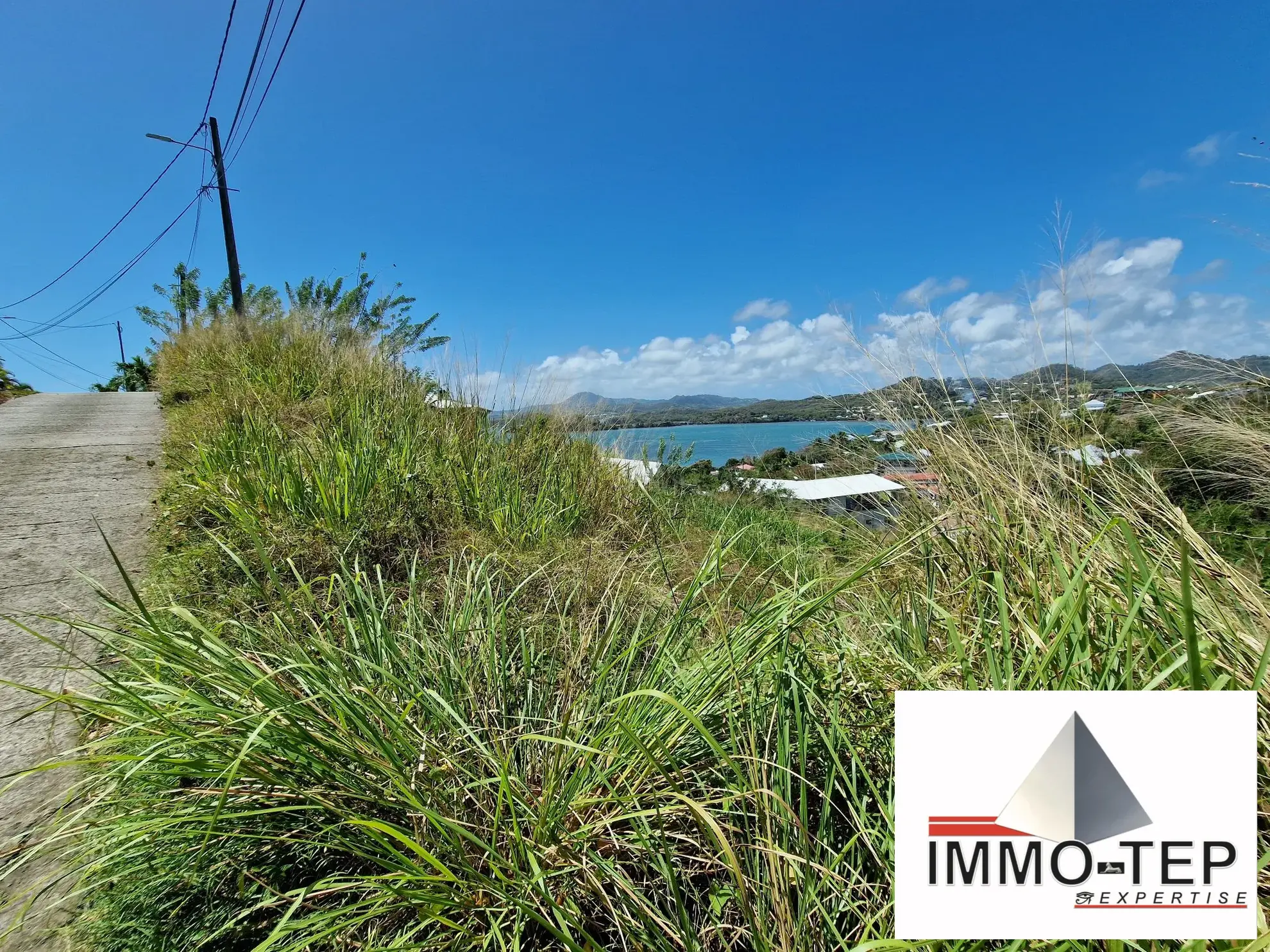 Terrain constructible en pente avec vue mer à Le Robert, 2924 m² 