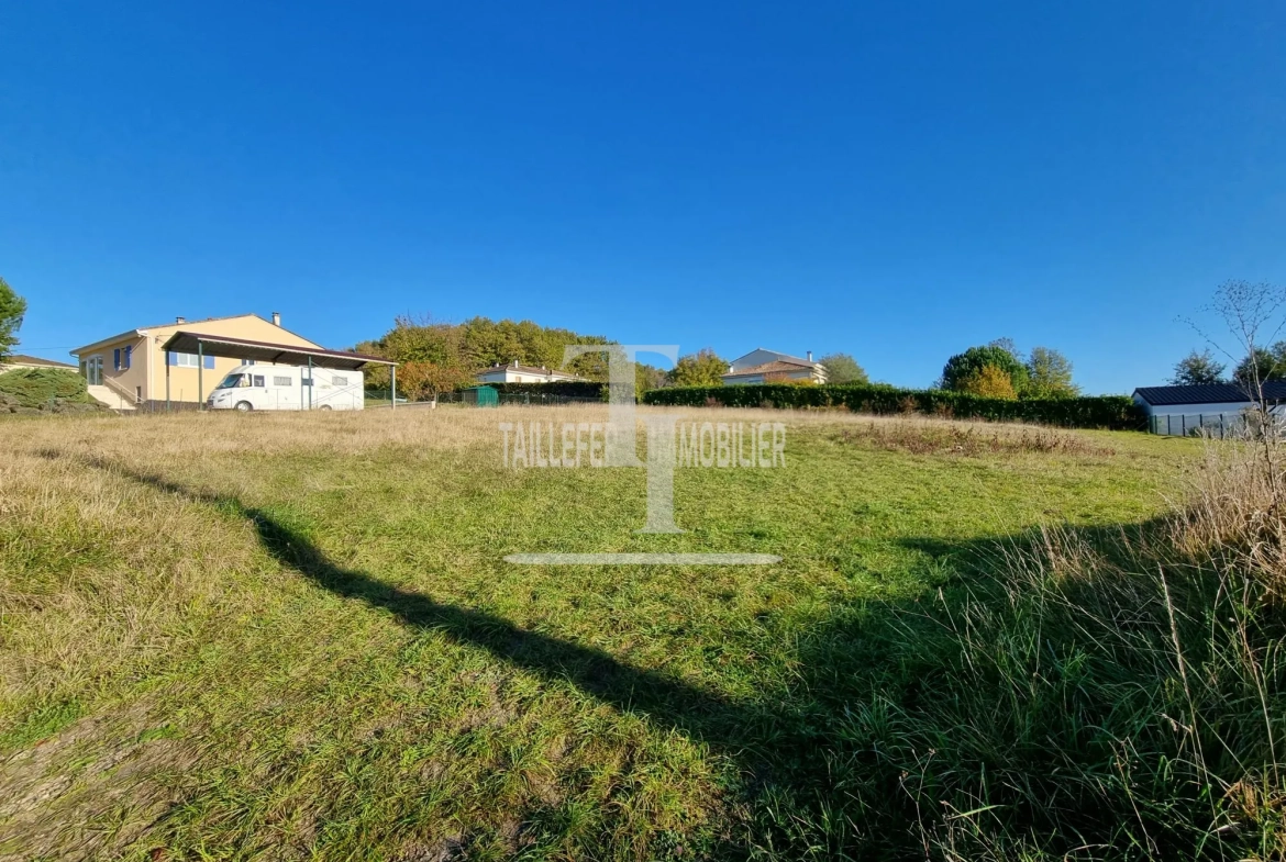 Terrain constructible de 1900 m² à Saint-Astier, idéal pour votre projet immobilier 