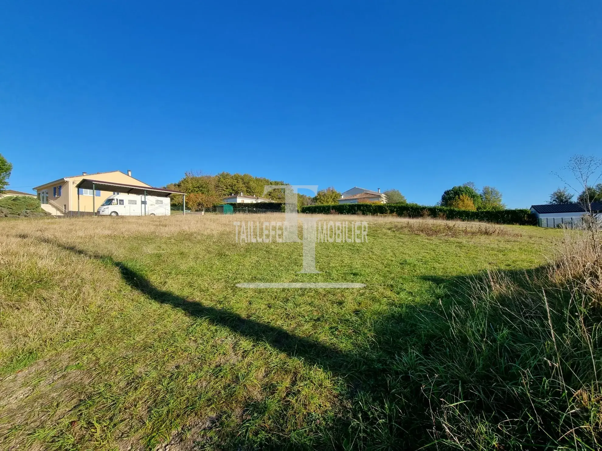 Terrain constructible de 1900 m² à Saint-Astier, idéal pour votre projet immobilier 