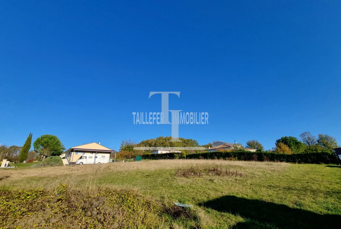 Terrain constructible de 1900 m² à Saint-Astier, idéal pour votre projet immobilier 