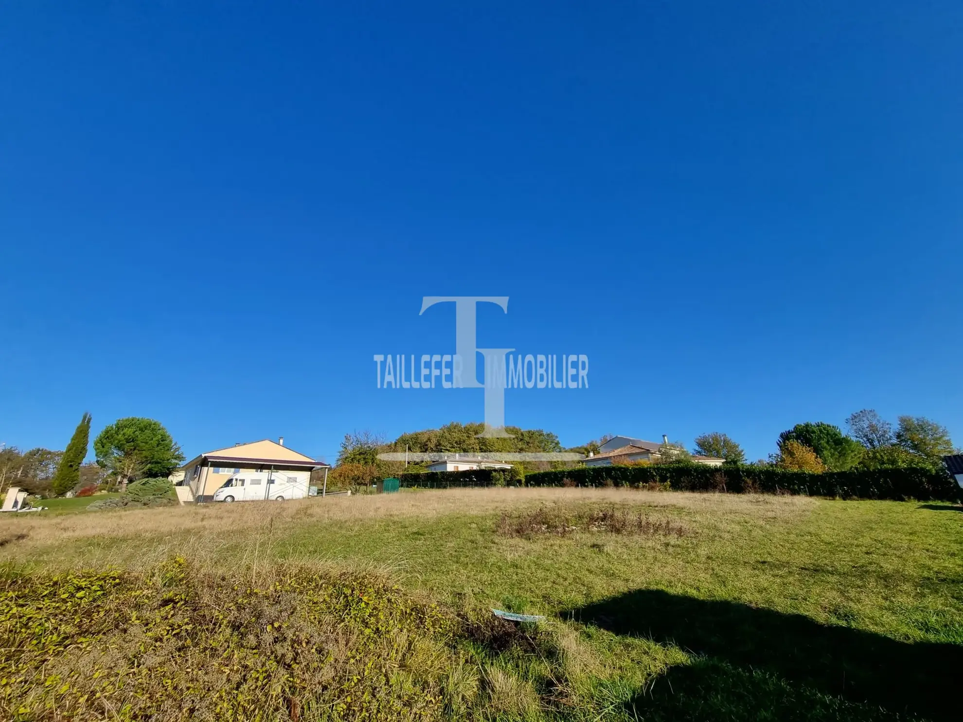 Terrain constructible de 1900 m² à Saint-Astier, idéal pour votre projet immobilier 