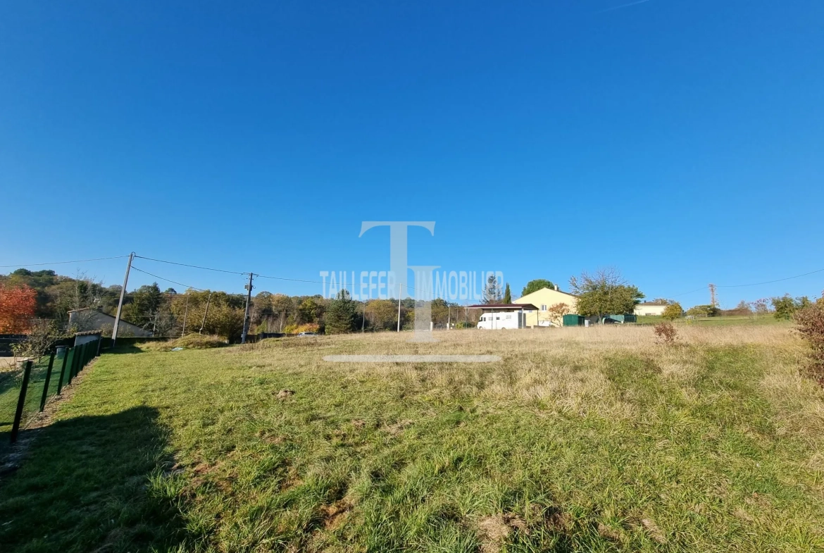 Terrain constructible de 1900 m² à Saint-Astier, idéal pour votre projet immobilier 