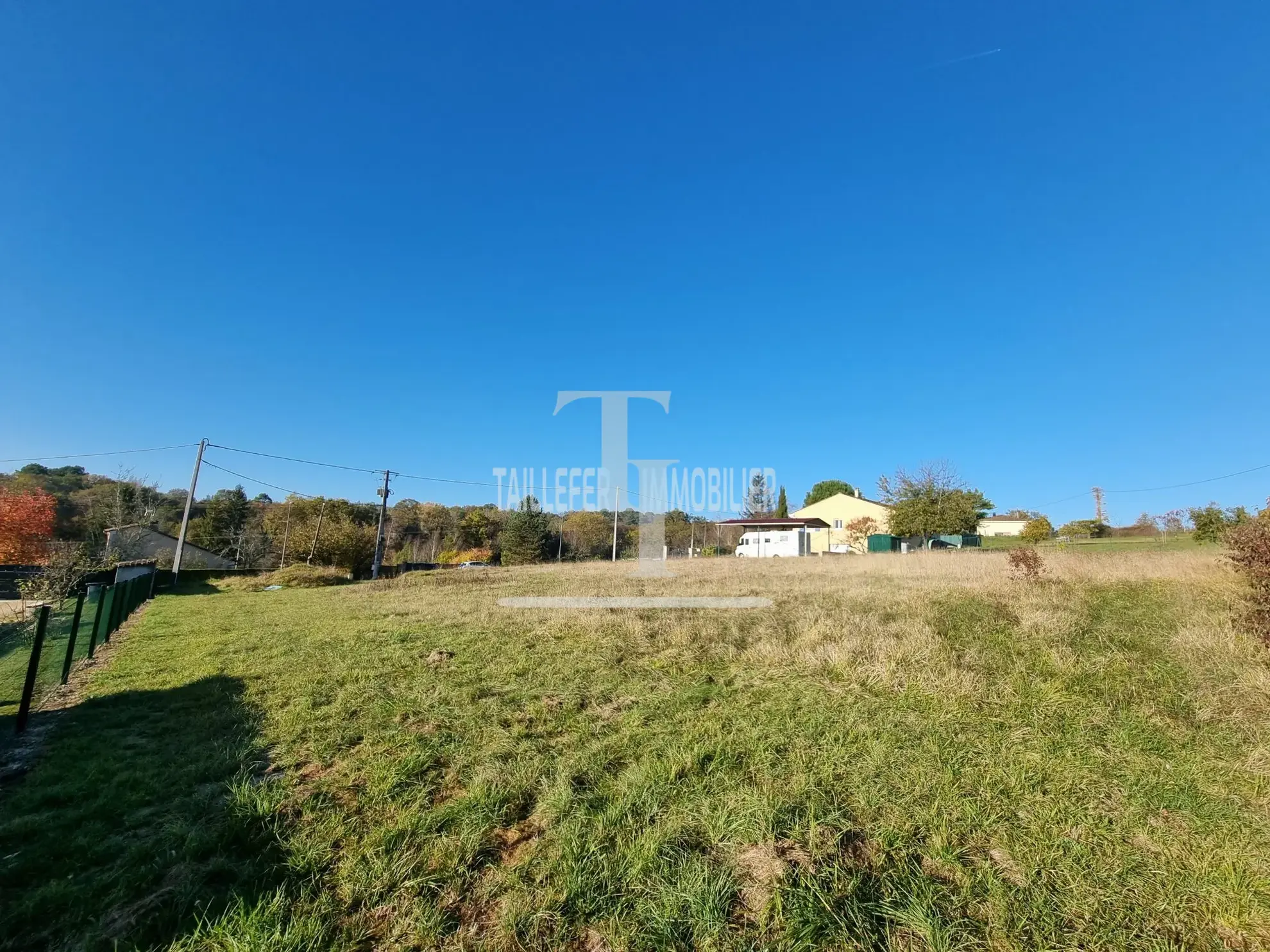 Terrain constructible de 1900 m² à Saint-Astier, idéal pour votre projet immobilier 