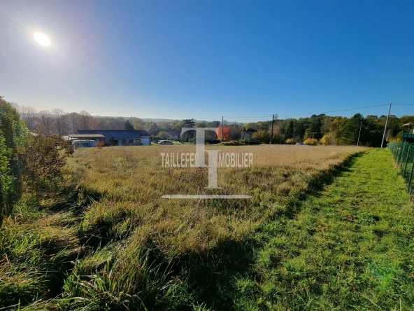 Terrain constructible de 1900 m² à Saint-Astier, idéal pour votre projet immobilier