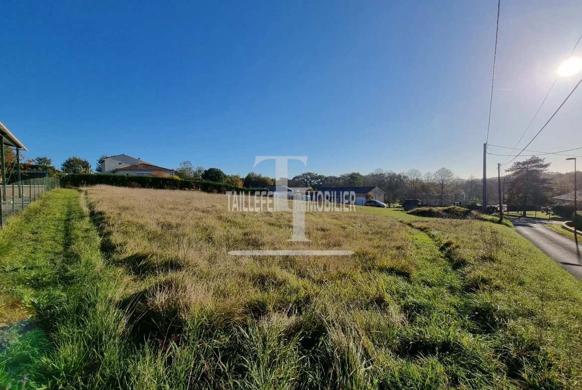 Terrain constructible de 1900 m² à Saint-Astier, idéal pour votre projet immobilier 